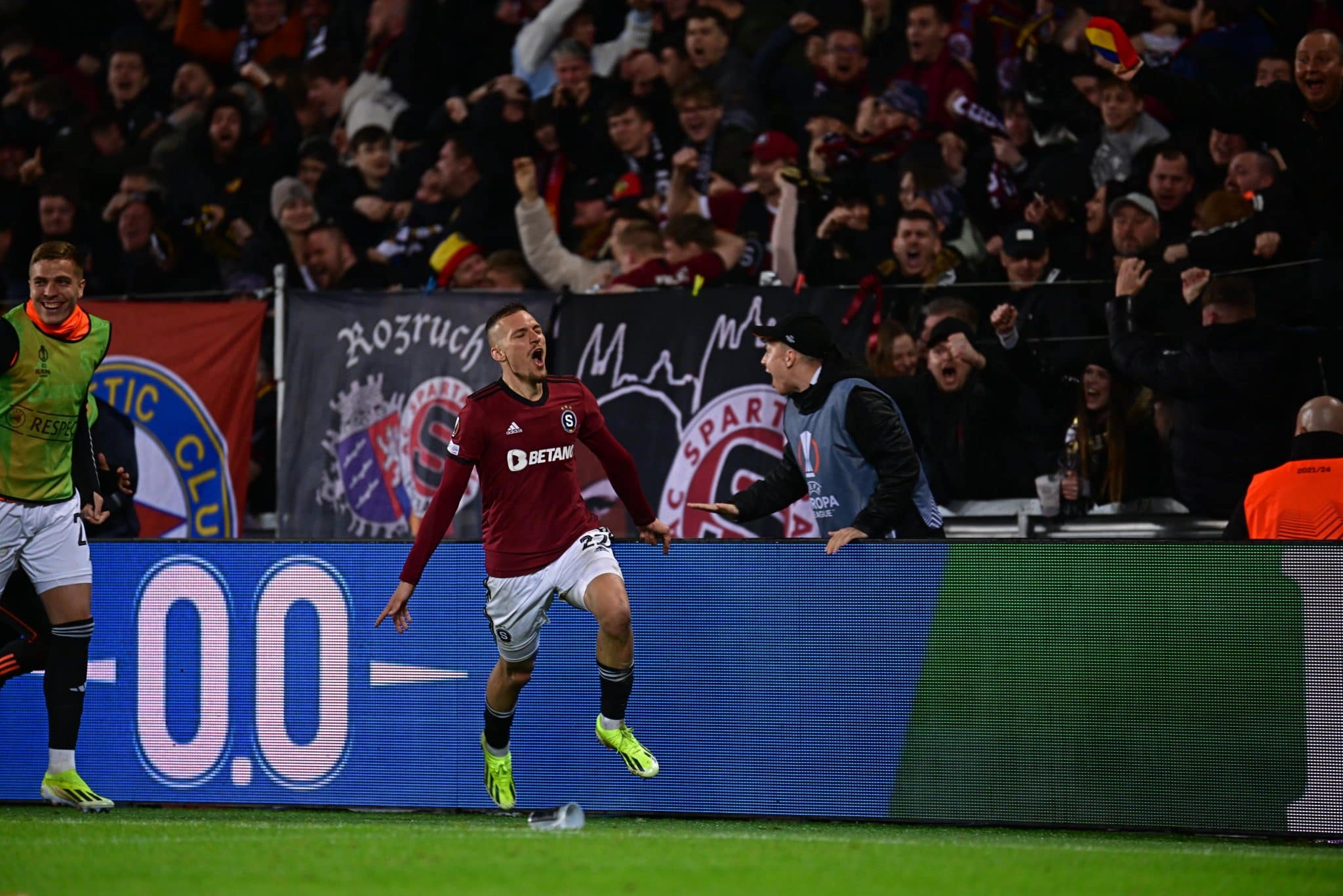 Expuls&atilde;o abre buraco, e Galatasaray entrega classifica&ccedil;&atilde;o na Liga Europa de bandeja para Sparta Praga