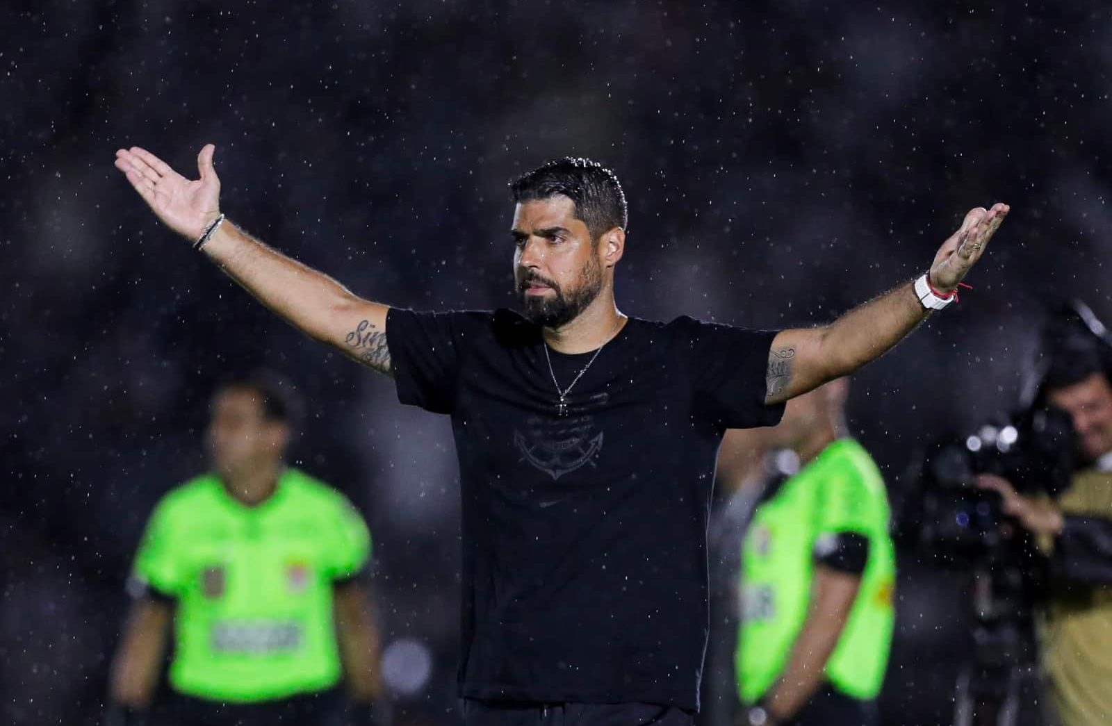&lsquo;Sou apenas mais uma pe&ccedil;a, vim para ajudar&rsquo;: Ant&oacute;nio Oliveira fala sobre seu papel na retomada do Corinthians
