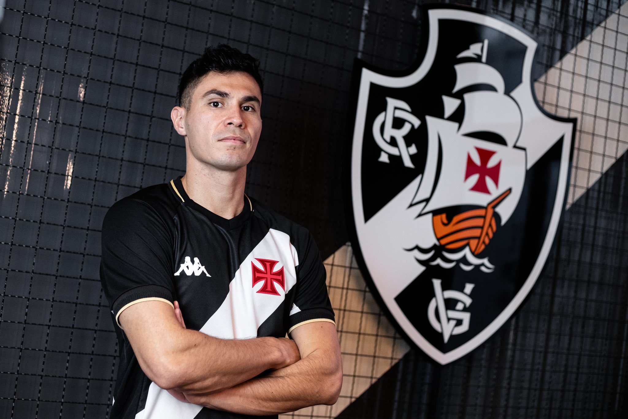 Em boa hora: Vasco anuncia a contrata&ccedil;&atilde;o do volante chileno Pablo Galdames, ex-Genoa