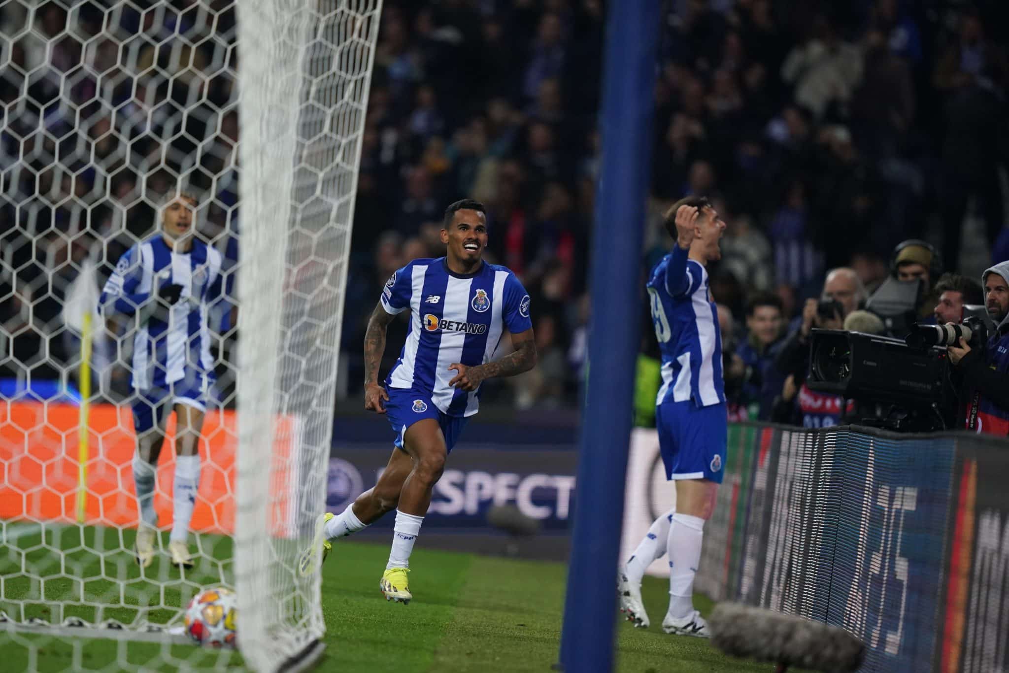 Gola&ccedil;o de Galeno nos acr&eacute;scimos faz Porto superar Arsenal ap&oacute;s jogo morno nas oitavas da Champions