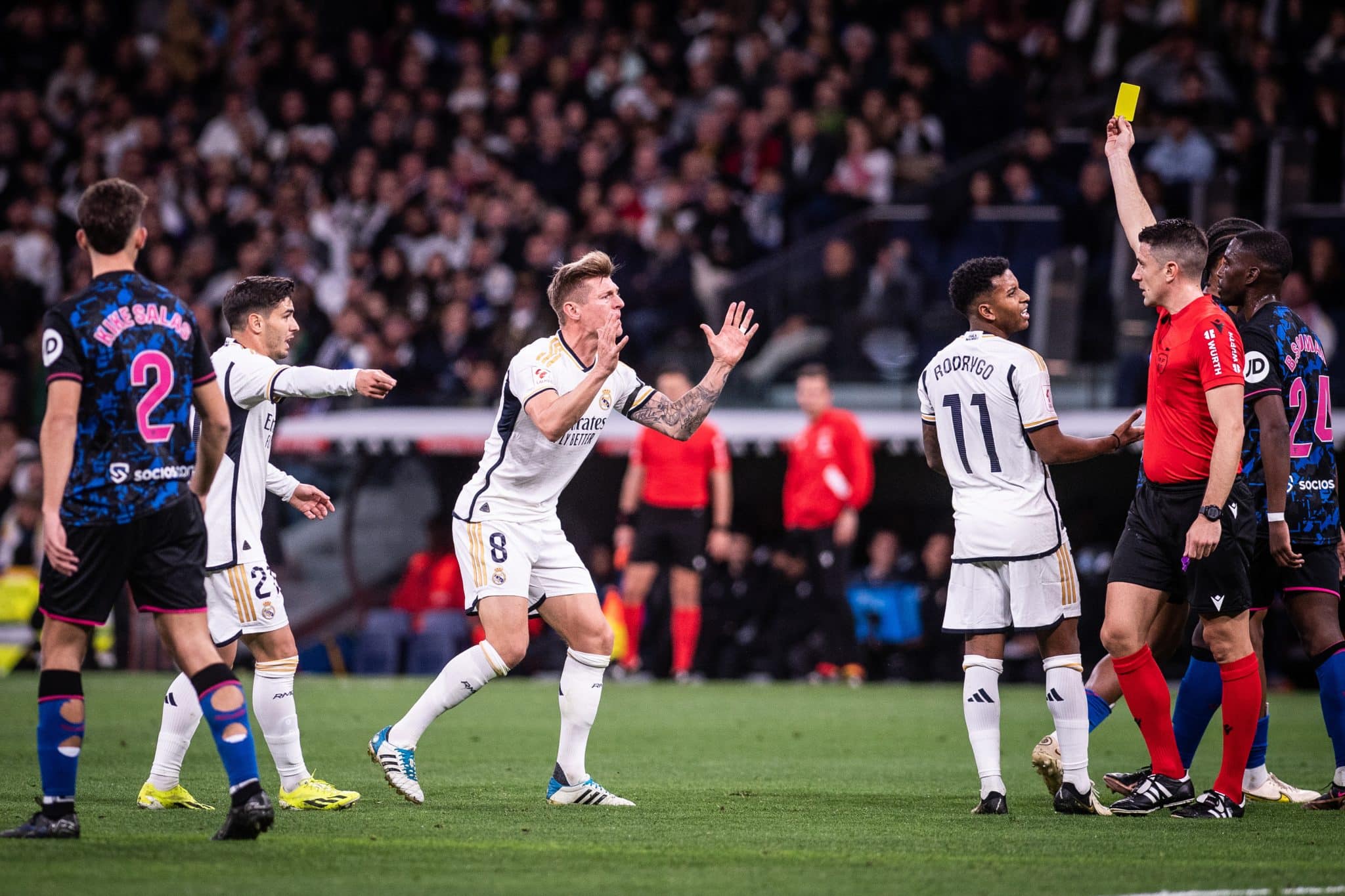 &lsquo;Deus v&ecirc; tudo, ele pode ter lesionado o &aacute;rbitro&rsquo;: Kroos ainda n&atilde;o engoliu amarelo por reclama&ccedil;&atilde;o