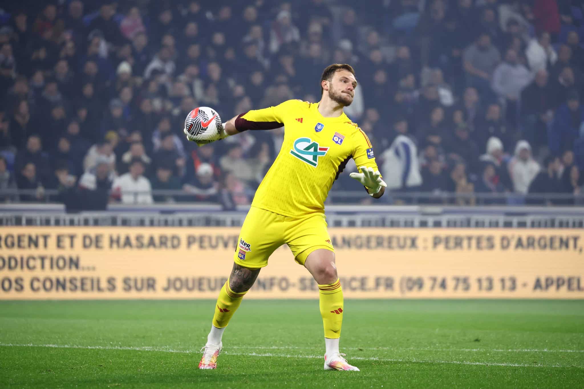 Lucas Perri brilha nos p&ecirc;naltis e garante Lyon nas semifinais da Copa da Fran&ccedil;a