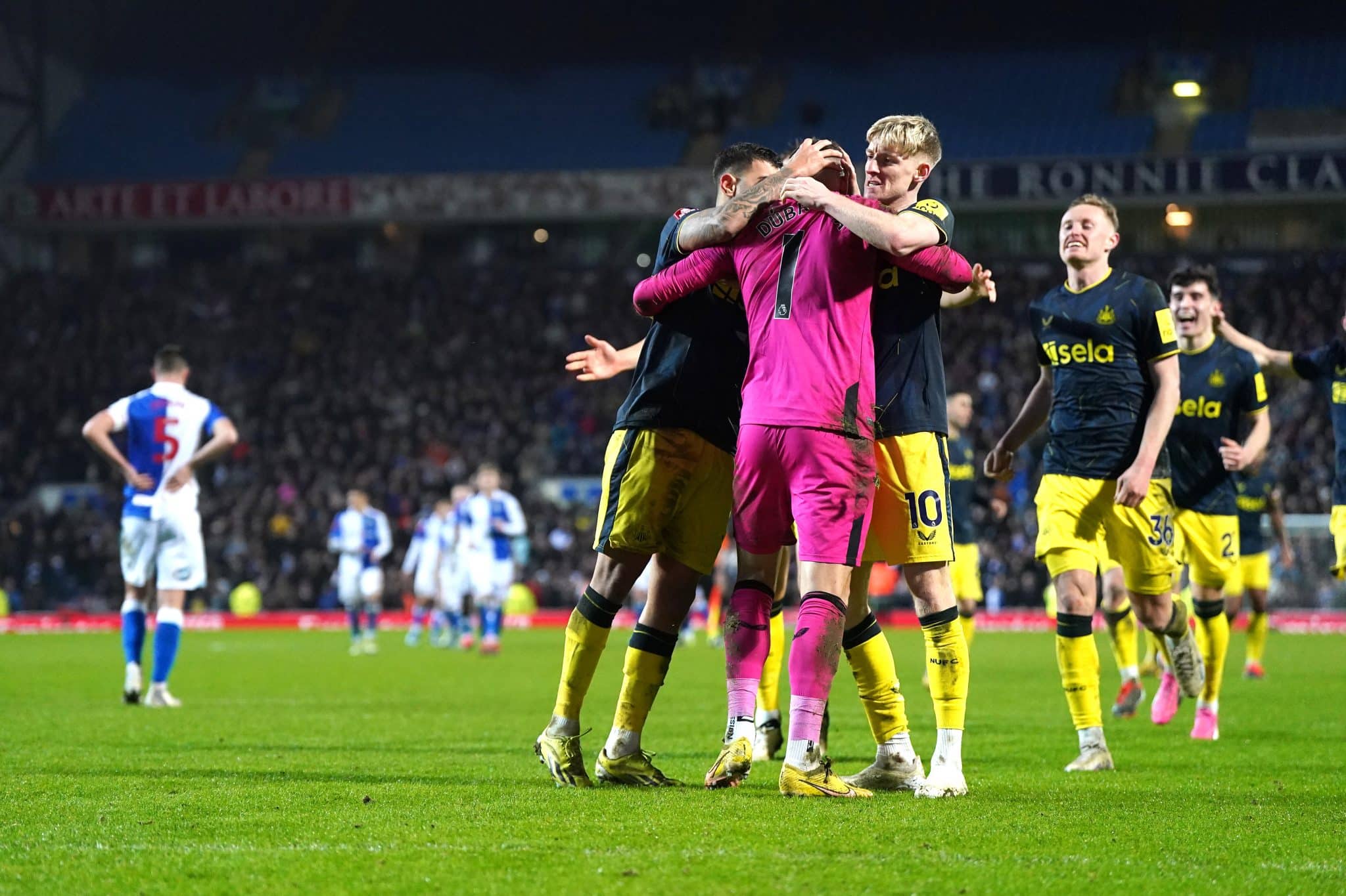 Dubravka pega dois p&ecirc;naltis, e Newcastle elimina Blackburn nas oitavas da Copa da Inglaterra