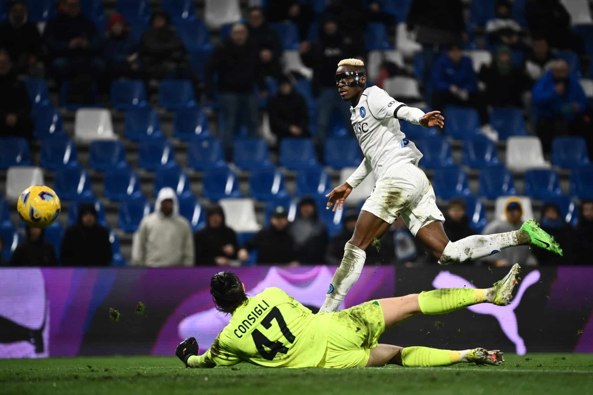 Brasileiros falham, e Osimhen faz tr&ecirc;s em goleada de virada do Napoli contra o Sassuolo