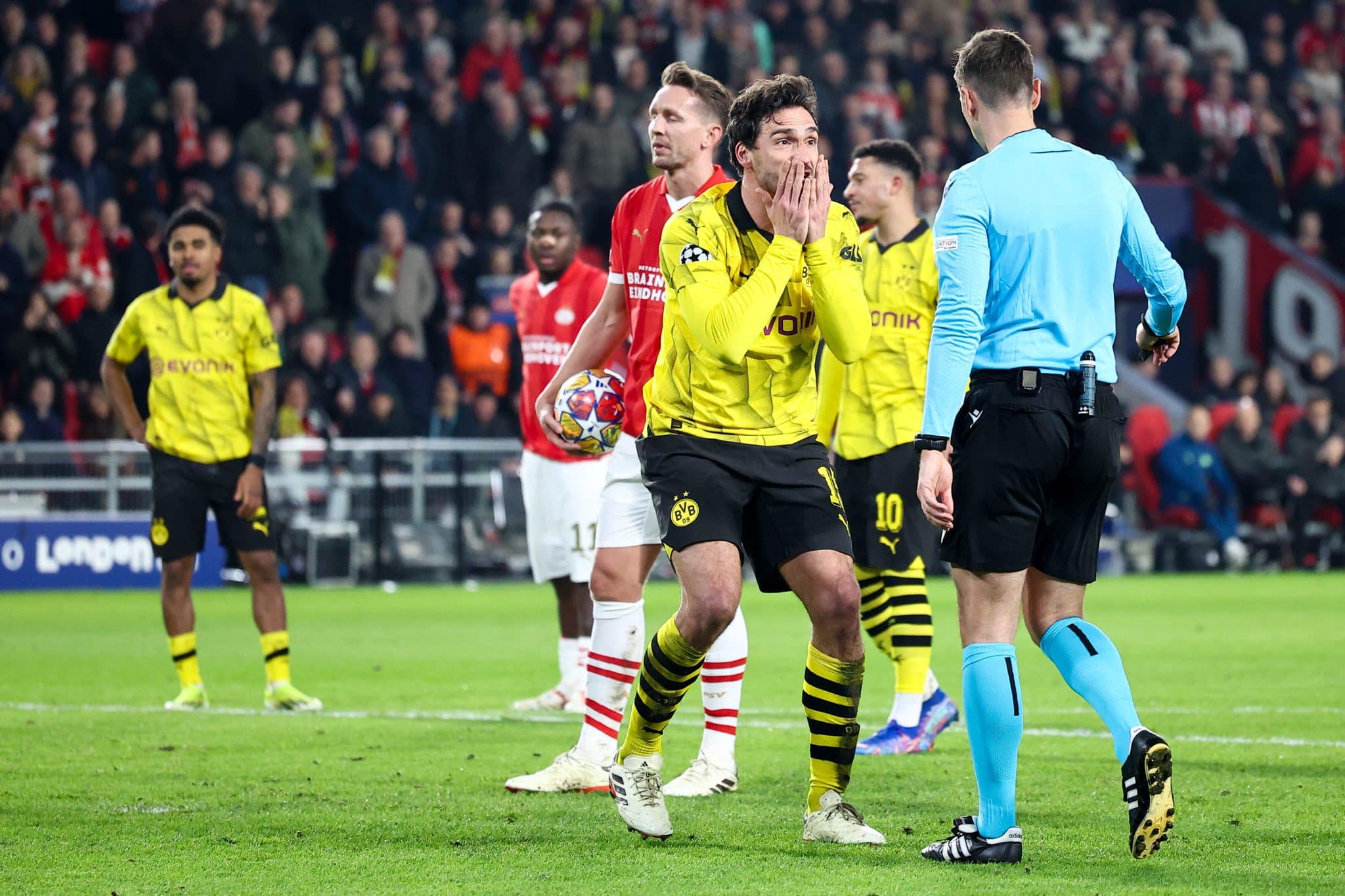 P&ecirc;nalti esquisito resulta em empate entre PSV x Borussia Dortmund, e decis&atilde;o na Champions League fica aberta