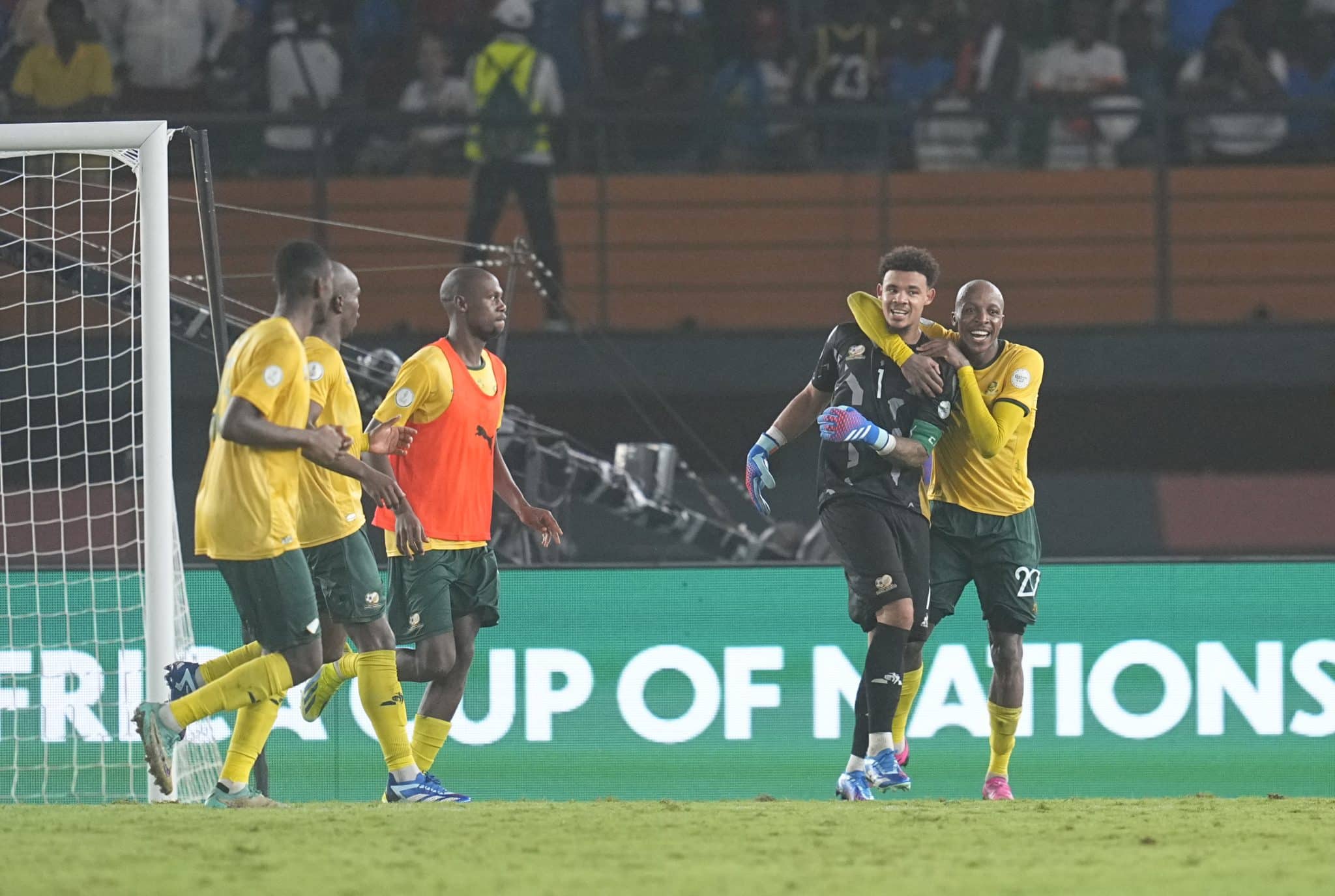 Em jogo chato, Ronwen Williams garantiu uma pequena divers&atilde;o ao brilhar nos p&ecirc;naltis e dar &agrave; &Aacute;frica do Sul um honroso 3&ordm; lugar