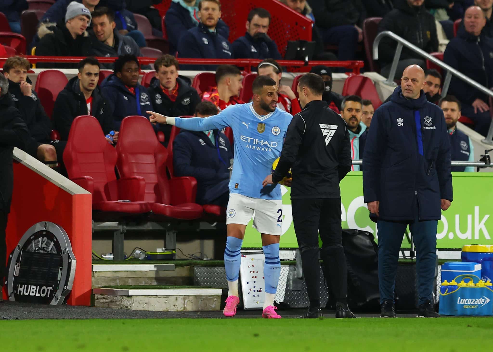 Leitura labial revela o que Kyle Walker falou ap&oacute;s se descontrolar em vit&oacute;ria do City