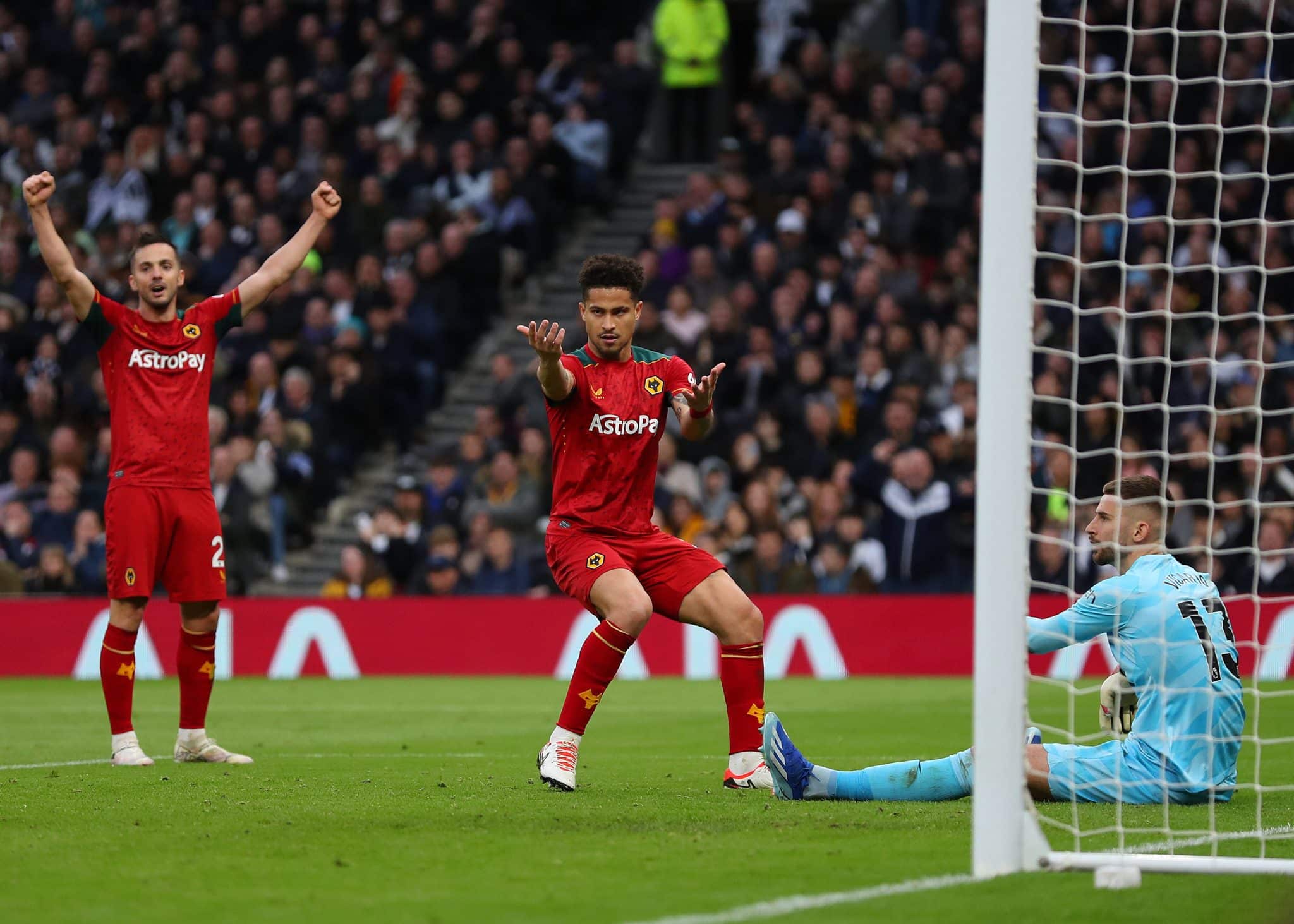 Jo&atilde;o Gomes vira her&oacute;i, e Wolverhampton bate o Tottenham fora de casa pela Premier League