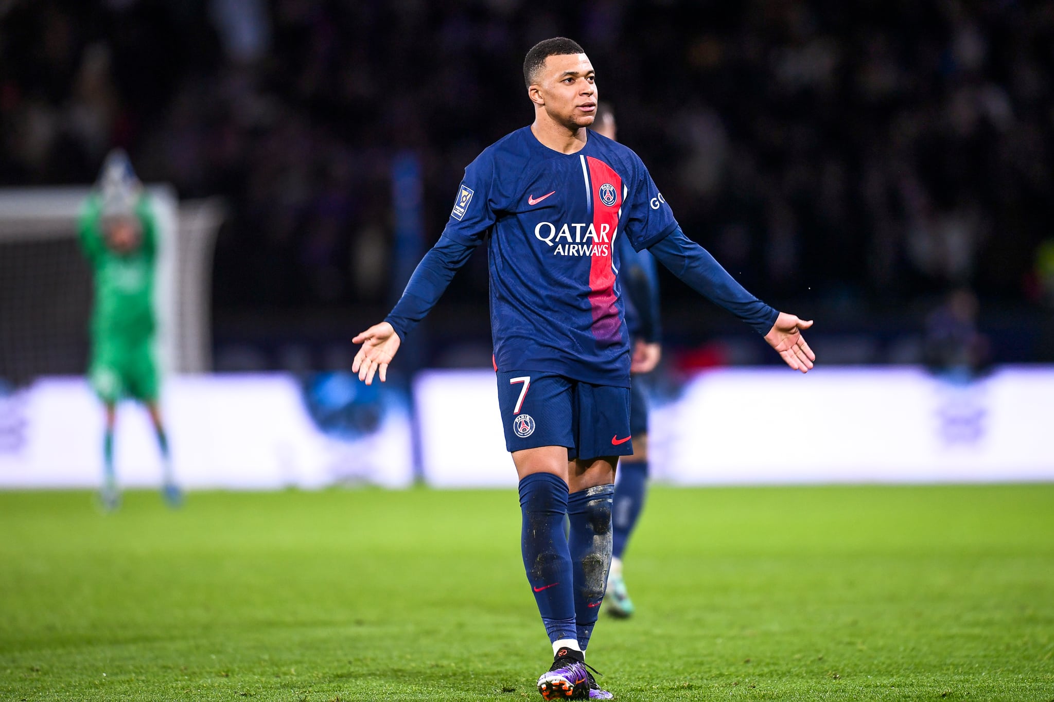 Com Mbapp&eacute;, PSG inicia mata-mata da Champions tentando superar nova crise interna