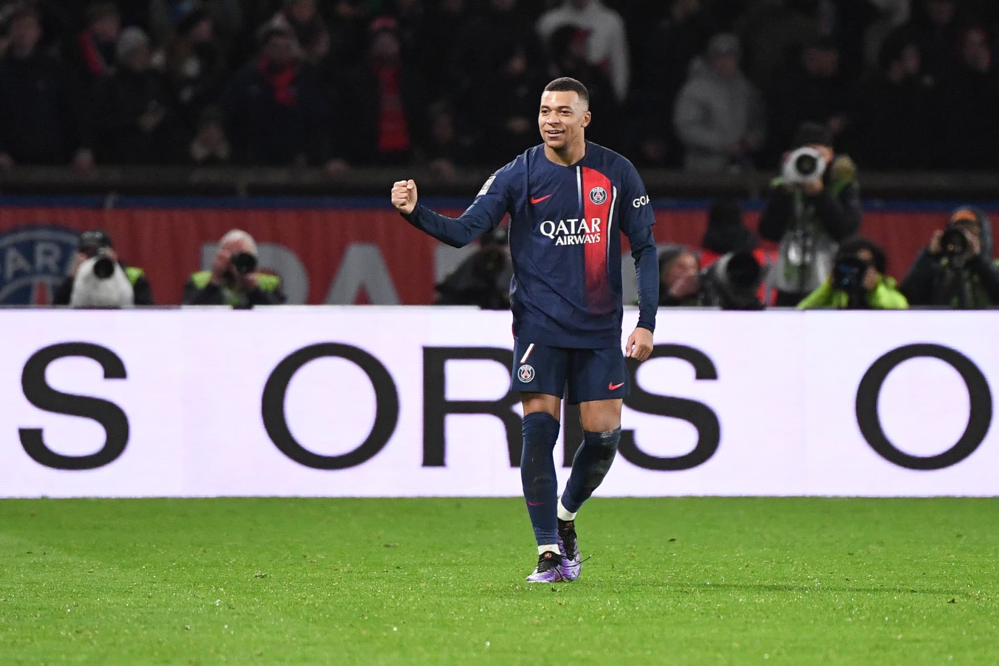 Mbapp&eacute; sai do banco, marca, e PSG bate Nantes para se isolar ainda mais na lideran&ccedil;a da Ligue 1