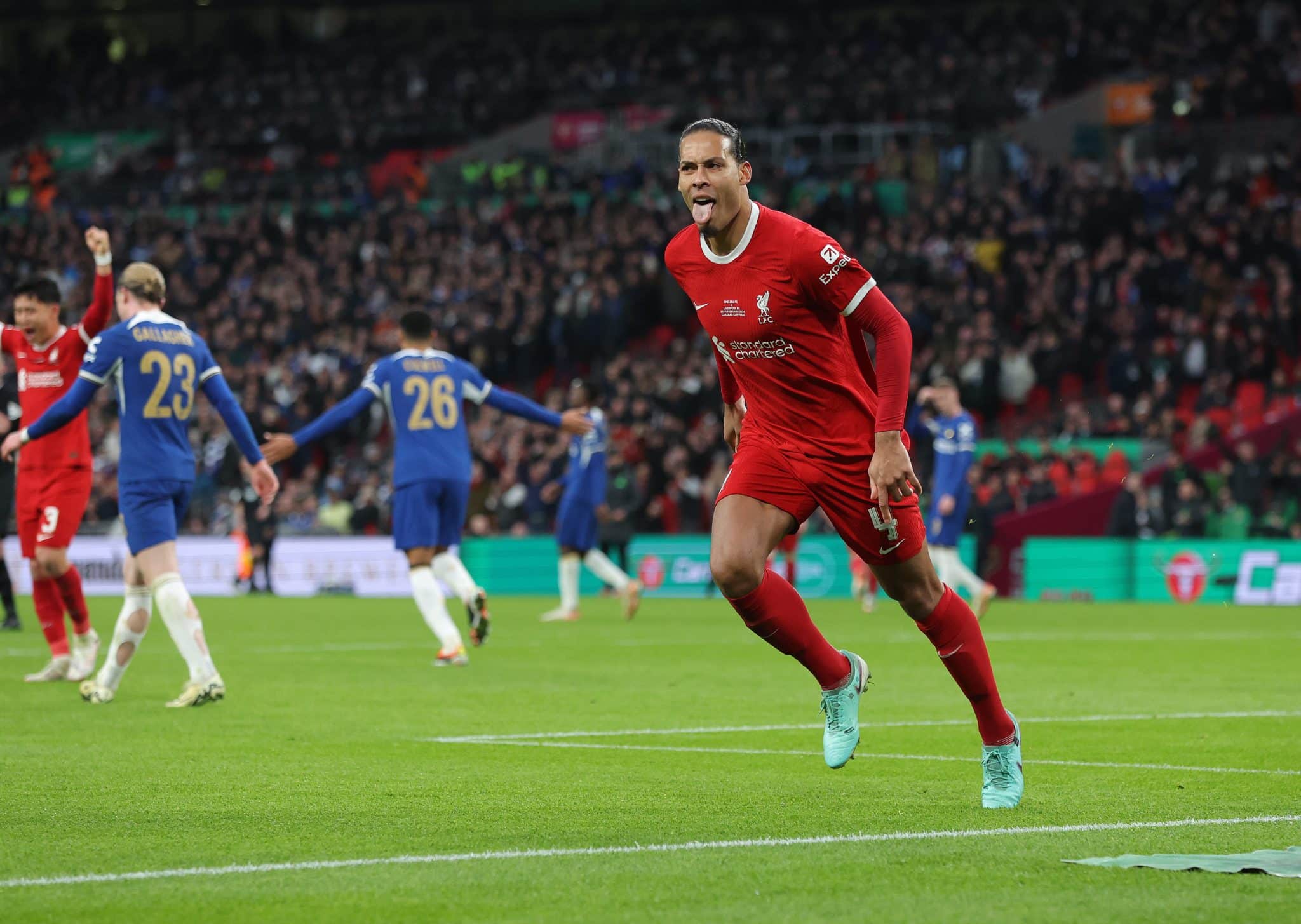 De cabe&ccedil;a e no apagar das luzes, Van Dijk mata o Chelsea e Liverpool &eacute; campe&atilde;o da Copa da Liga Inglesa