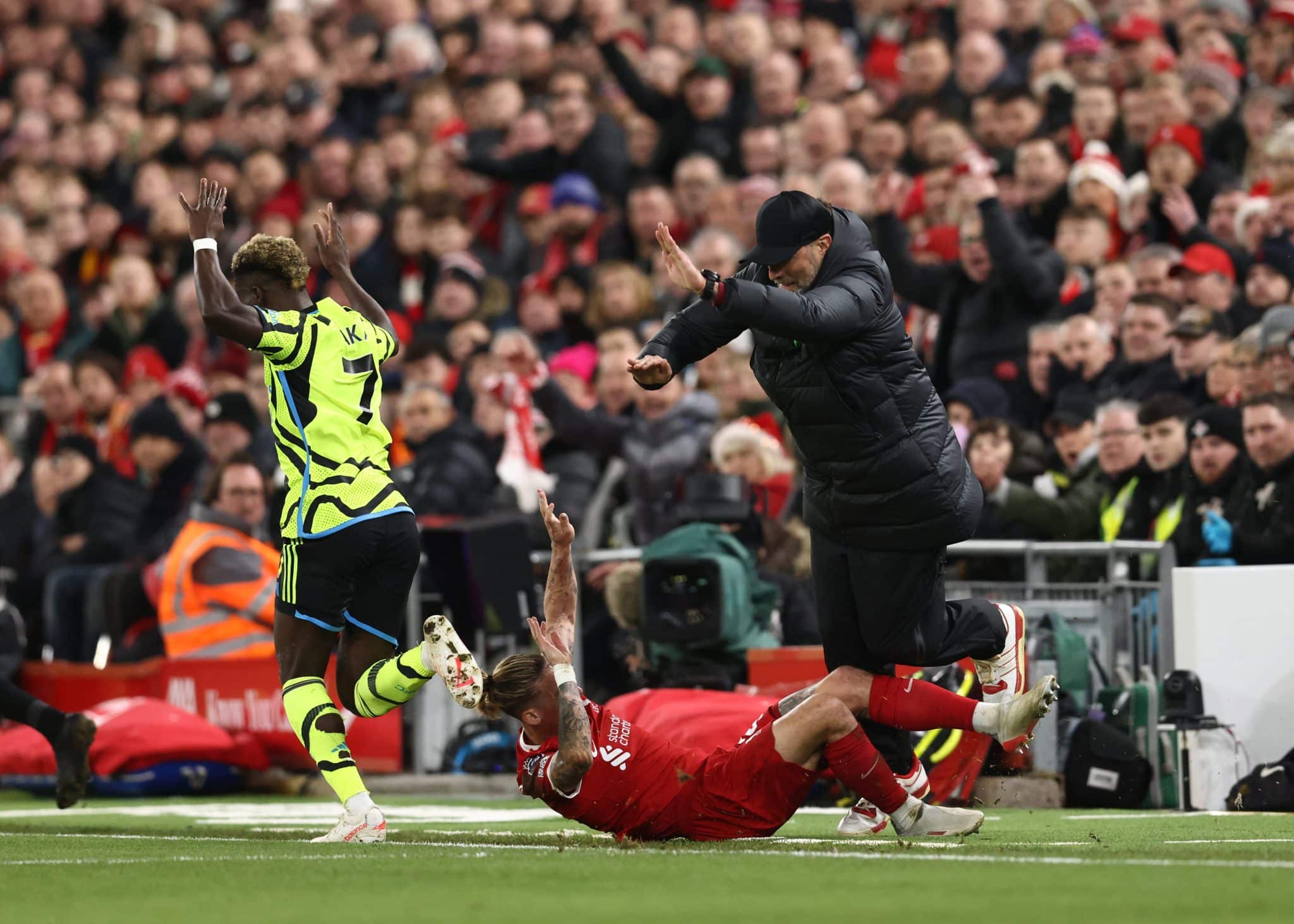 42 dias e um abismo separam primeiro e terceiro jogos entre Arsenal e Liverpool