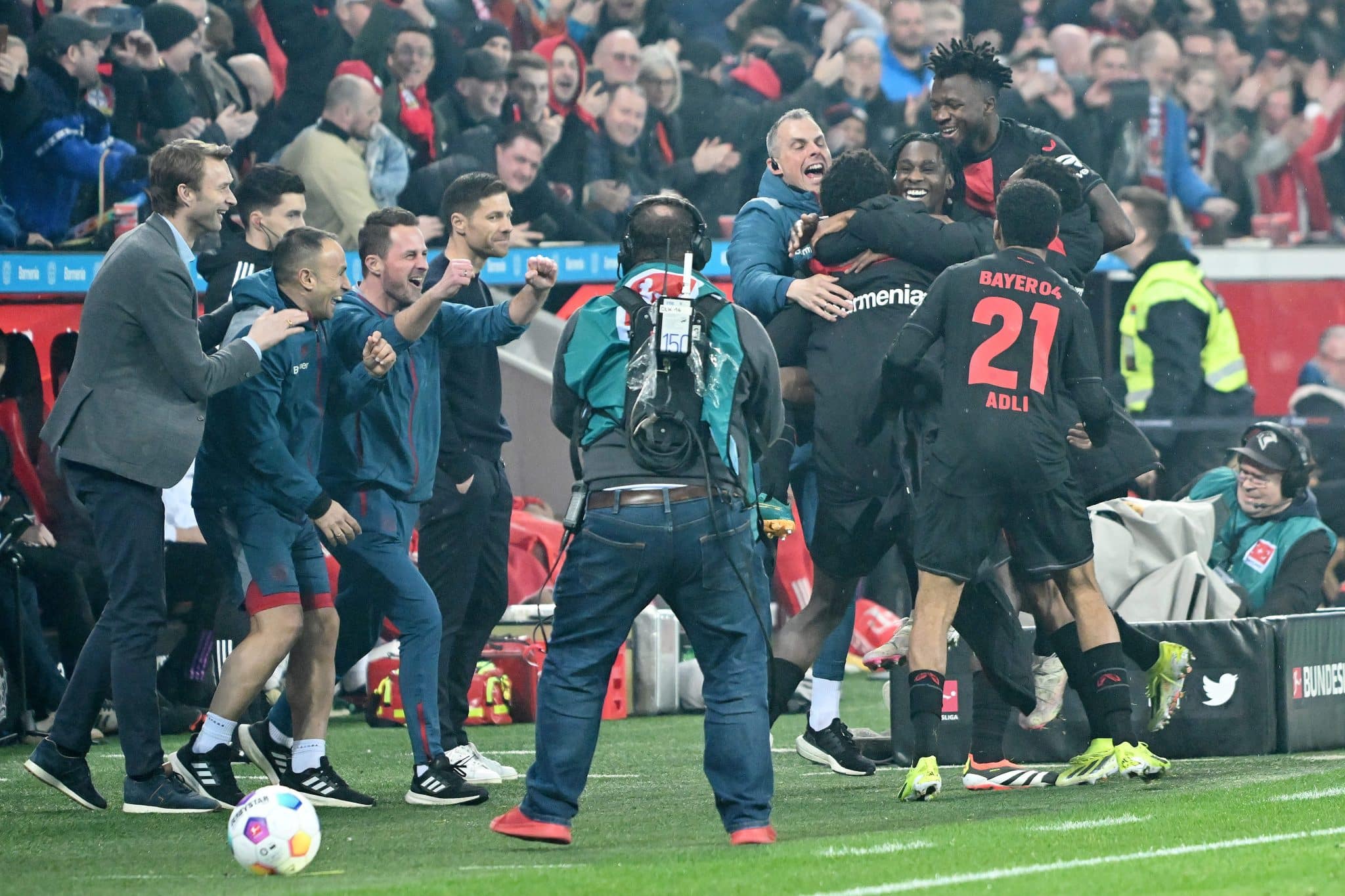 Invicto, embalado e jogando muito: falta apenas a ta&ccedil;a para o Leverkusen ter temporada perfeita