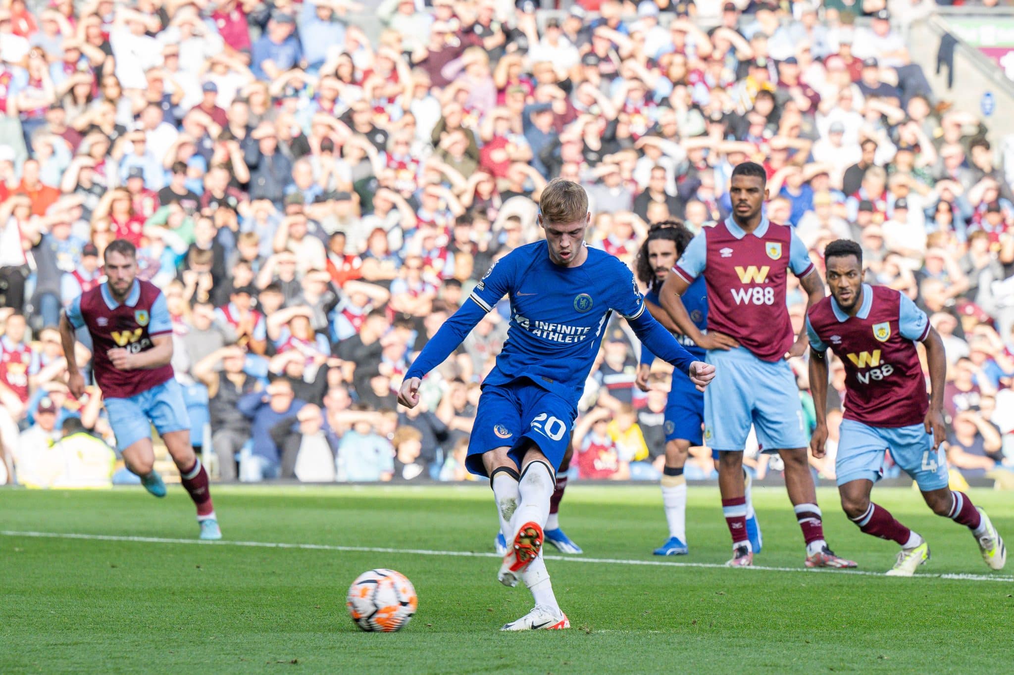 Batedores de p&ecirc;naltis beiram a perfei&ccedil;&atilde;o na Premier League