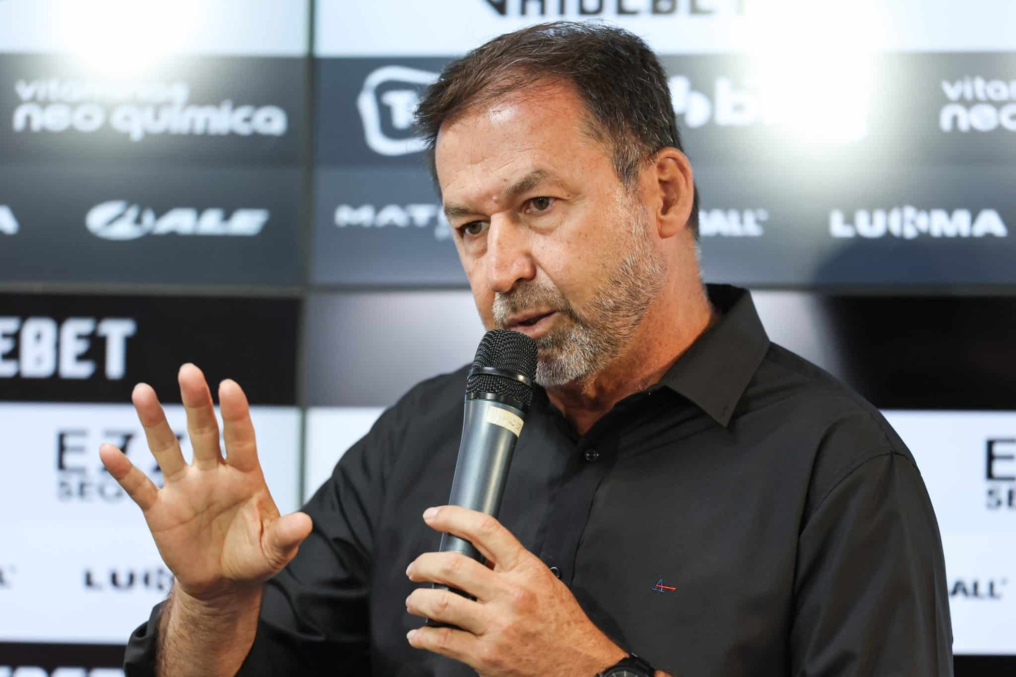 Corinthians ainda n&atilde;o tem certeza sobre estreia de Ant&oacute;nio Oliveira, mas opta por demiss&atilde;o de t&eacute;cnico interino