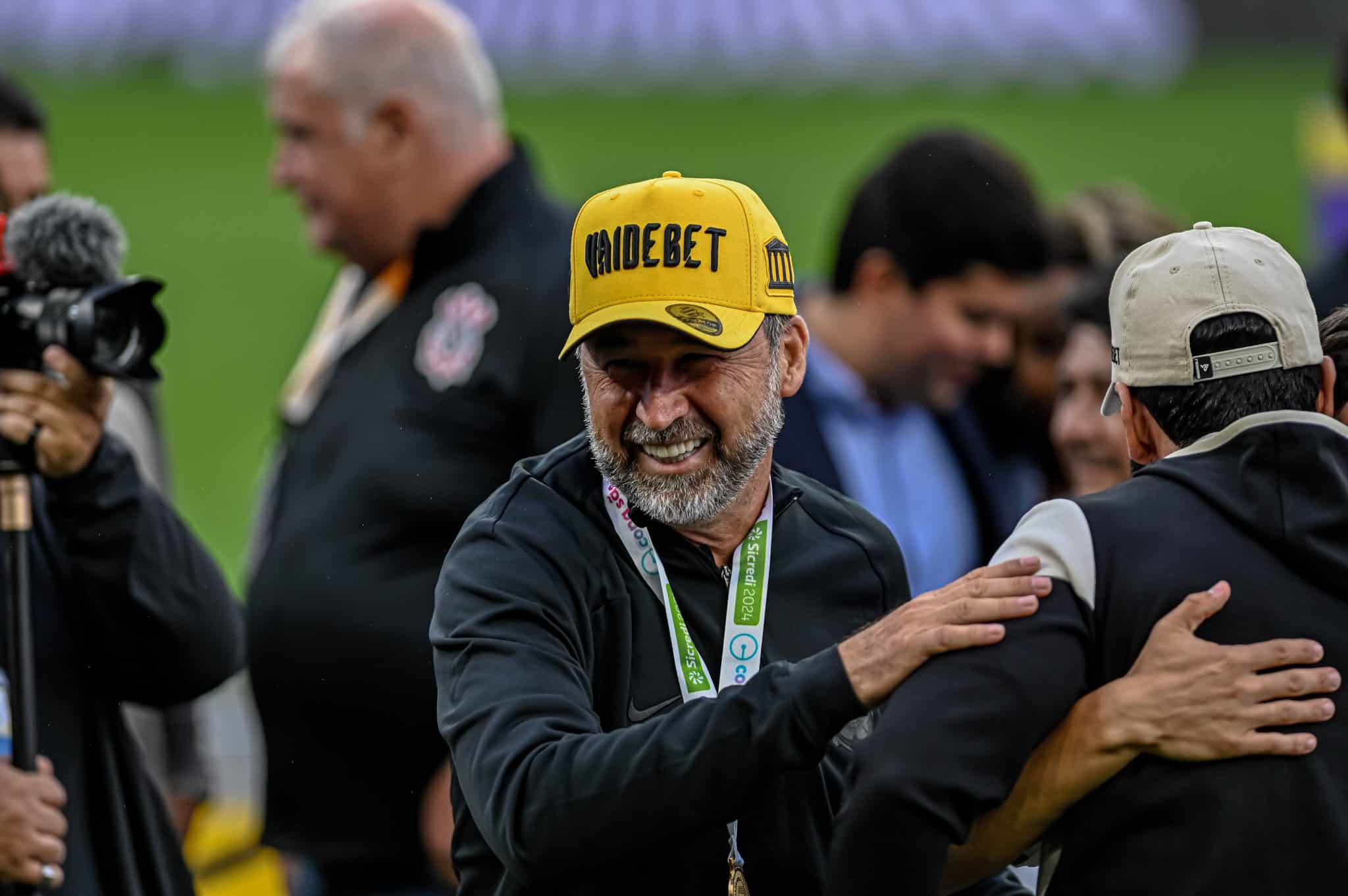 Credores batem na porta de um Corinthians com caixa cheio (na teoria) e essa &eacute; s&oacute; a ponta do iceberg