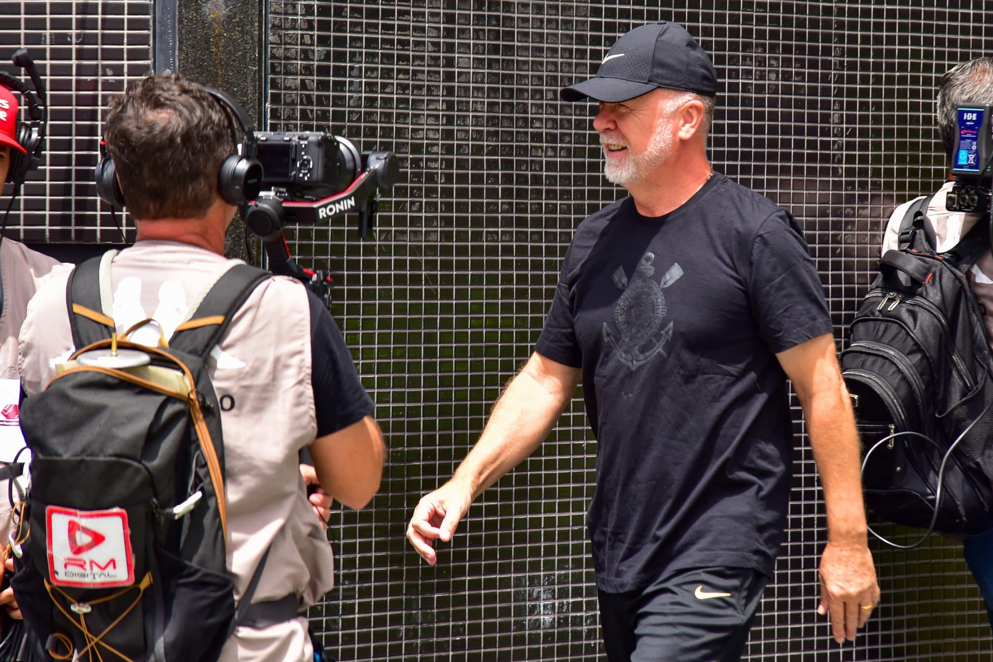 Com sa&iacute;da de Mano Menezes, Corinthians v&ecirc; reformula&ccedil;&atilde;o prometida mais distante e vive crise constante