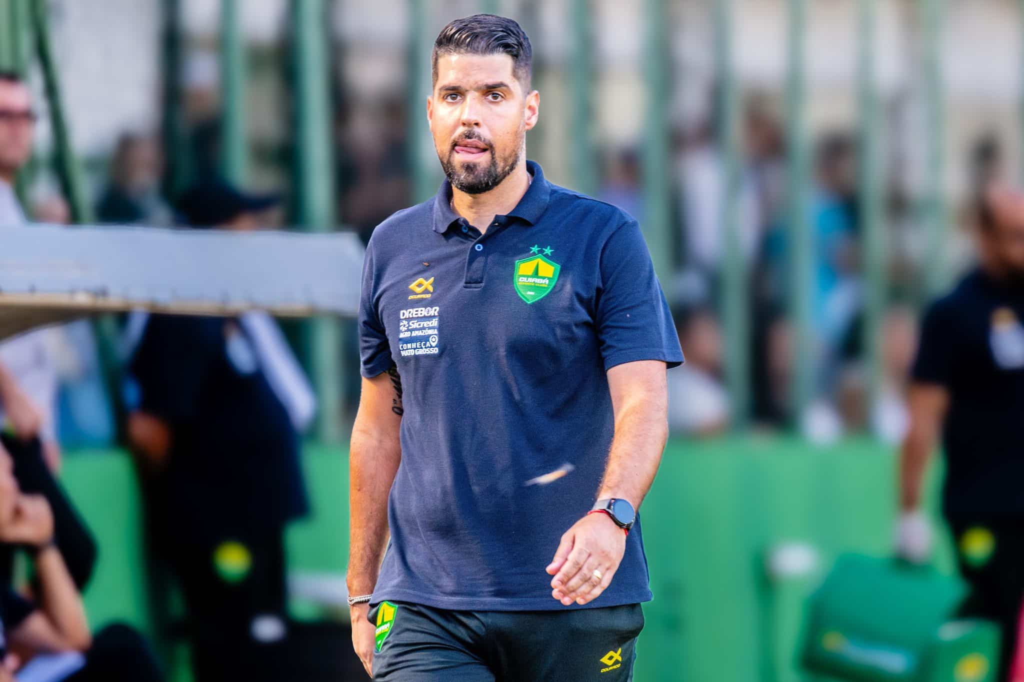 Ap&oacute;s queda de Mano e confus&atilde;o com Zanardi, Corinthians encaminha acerto com Ant&oacute;nio Oliveira, do Cuiab&aacute;