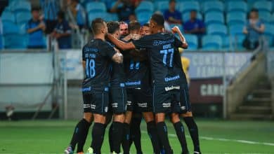 Centroavantes marcam, e Gr&ecirc;mio vence a quinta seguida em jogo com muitas les&otilde;es na Arena