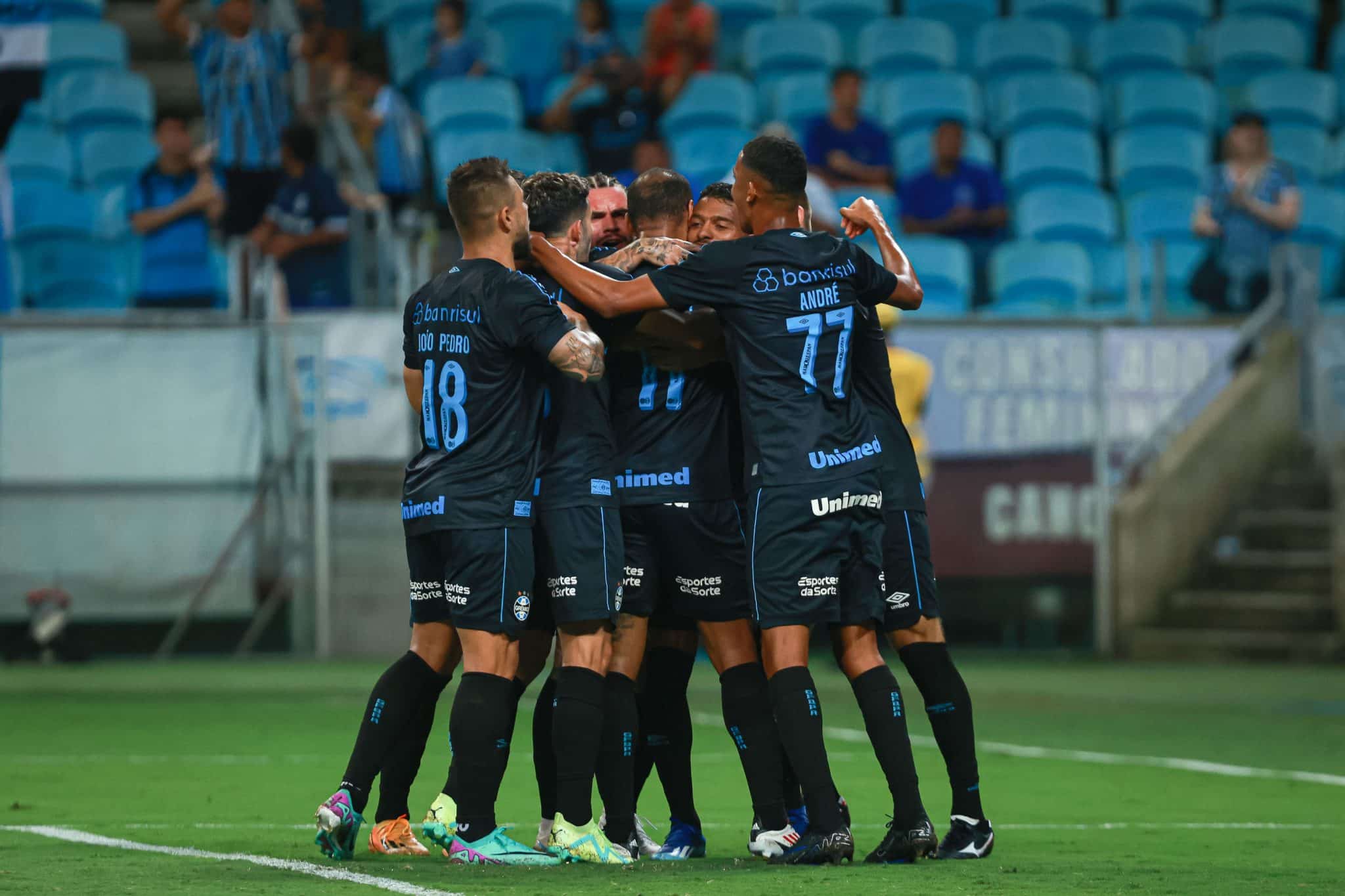 Centroavantes marcam, e Gr&ecirc;mio vence a quinta seguida em jogo com muitas les&otilde;es na Arena