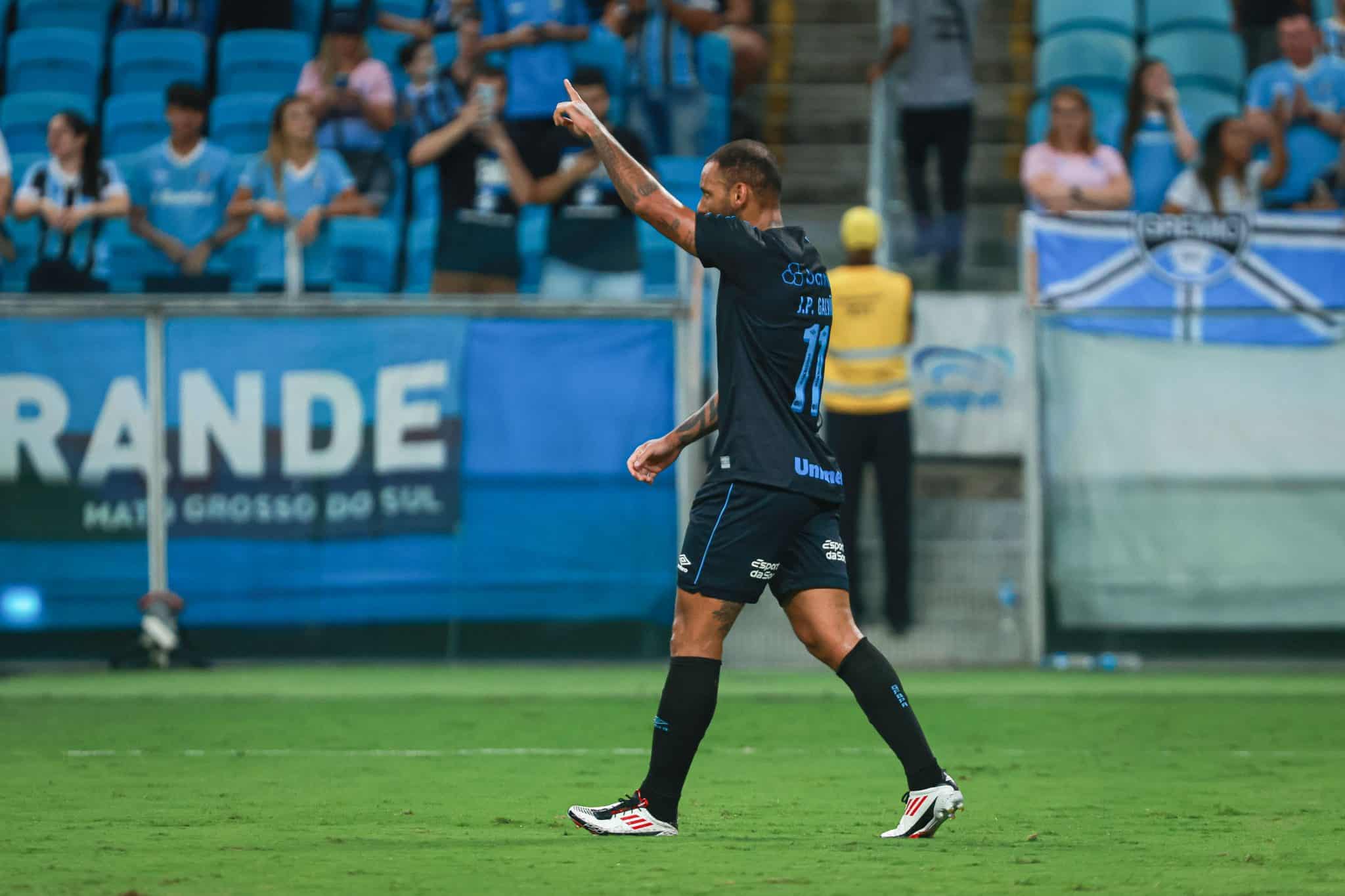 &lsquo;O que falta &eacute; carinho&rsquo;: Renato defende Jo&atilde;o Pedro Galv&atilde;o e faz pedido para a torcida do Gr&ecirc;mio