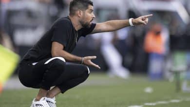 &lsquo;Aqui &eacute; Corinthians, e n&oacute;s jamais desistiremos&rsquo;: Ant&oacute;nio Oliveira extalta torcida e fala de sobre pensar jogo a jogo
