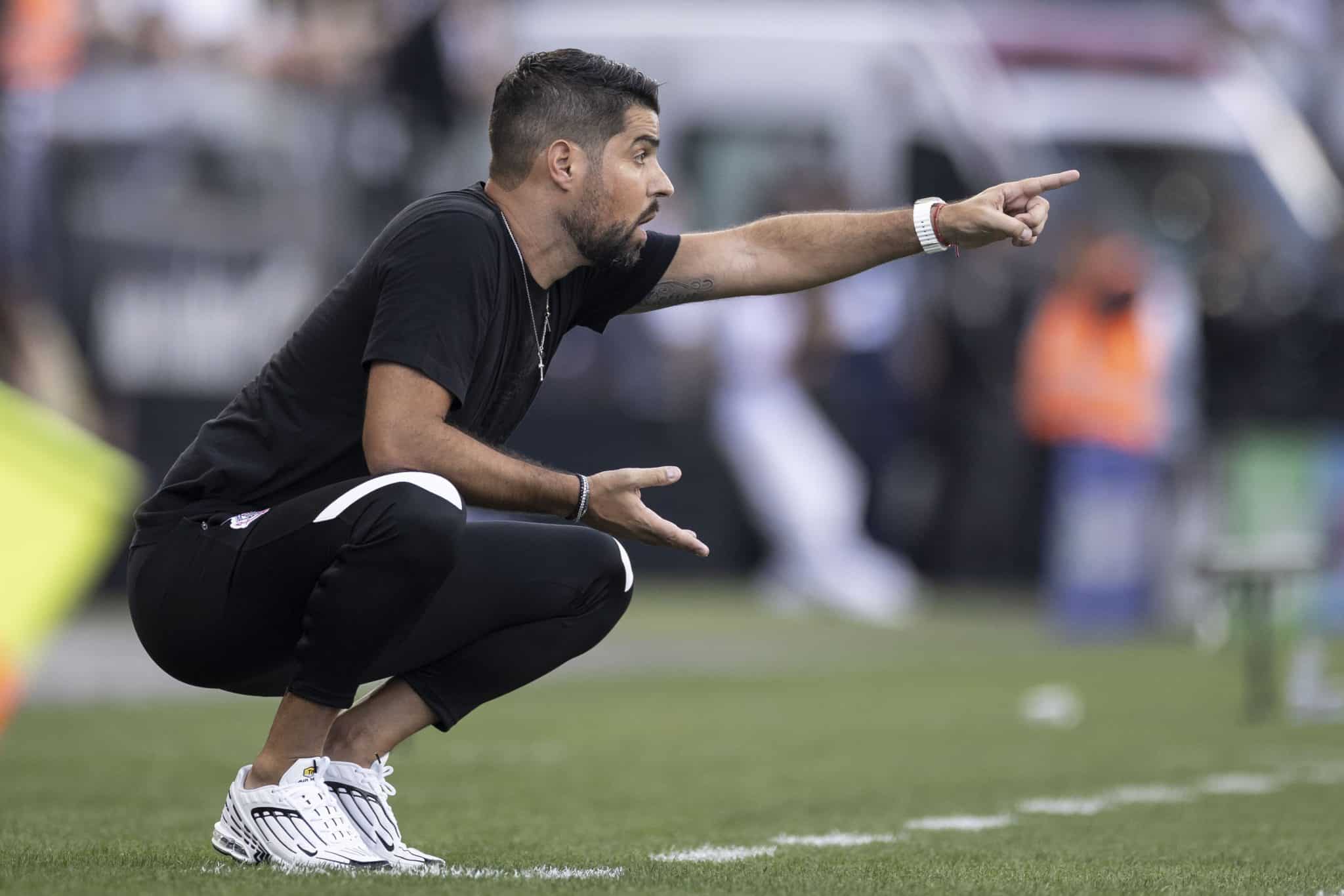 &lsquo;Aqui &eacute; Corinthians, e n&oacute;s jamais desistiremos&rsquo;: Ant&oacute;nio Oliveira extalta torcida e fala de sobre pensar jogo a jogo