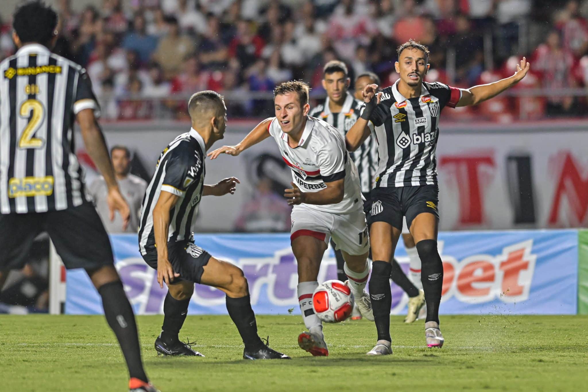 Santos vence o S&atilde;o Paulo no MorumBIS 