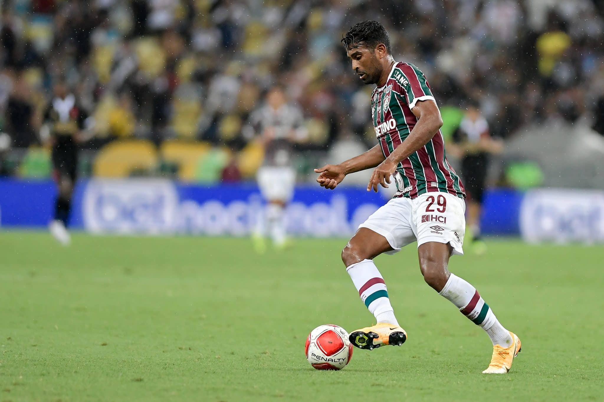 Thiago Santos entrou na zaga na vaga de Nino, mas n&atilde;o mant&eacute;m n&iacute;vel do ex-capit&atilde;o - Foto: Icon sport