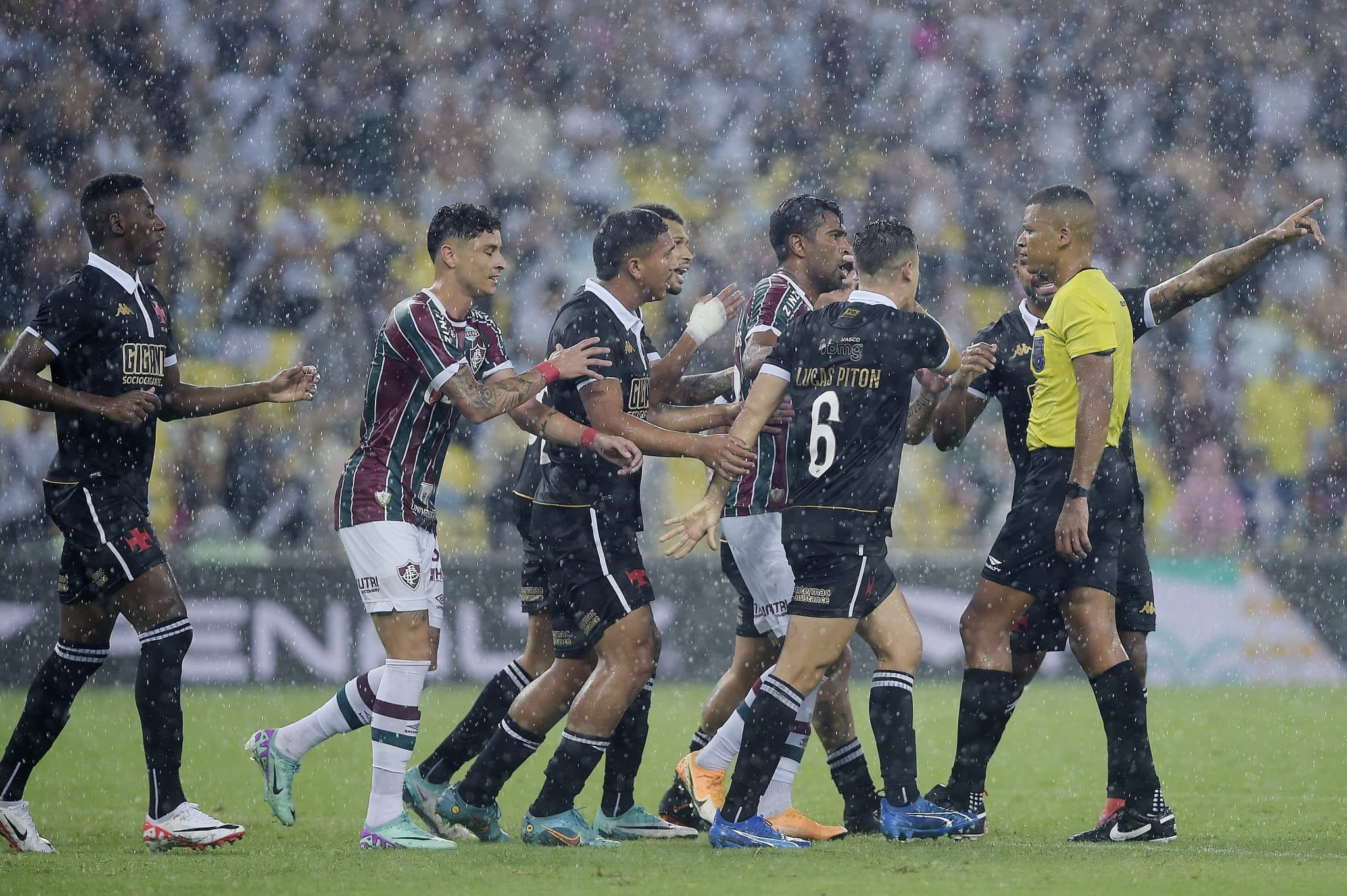 &lsquo;Foi roubado&rsquo;: auxiliar do Vasco e Mattos reclamam de arbitragem do cl&aacute;ssico com o Fluminense