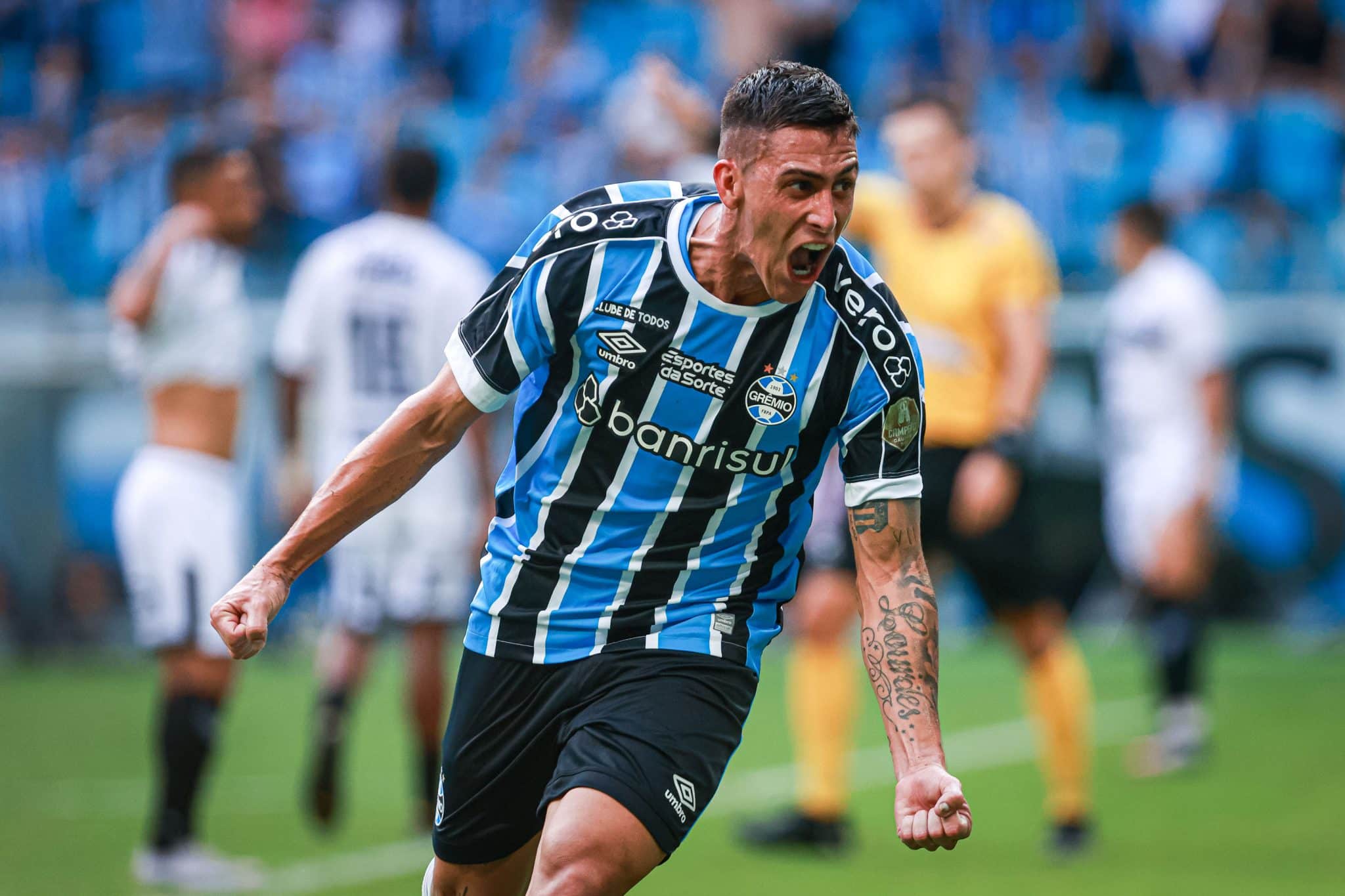 Pav&oacute;n comemora seu primeiro gol pelo Gr&ecirc;mio