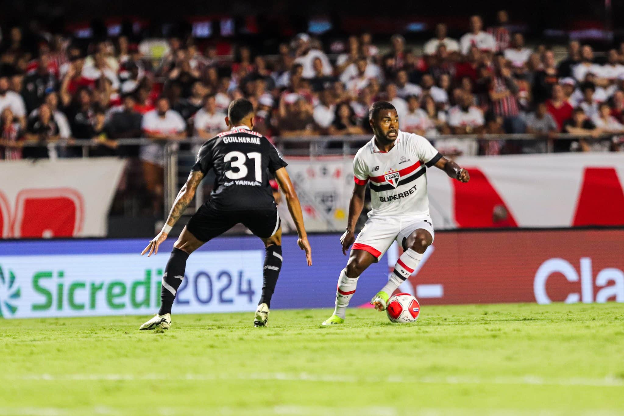 Iguais no placar e em vermelhos: S&atilde;o Paulo e Red Bull Bragantino empatam em jogo com duas expuls&otilde;es e quatro gols