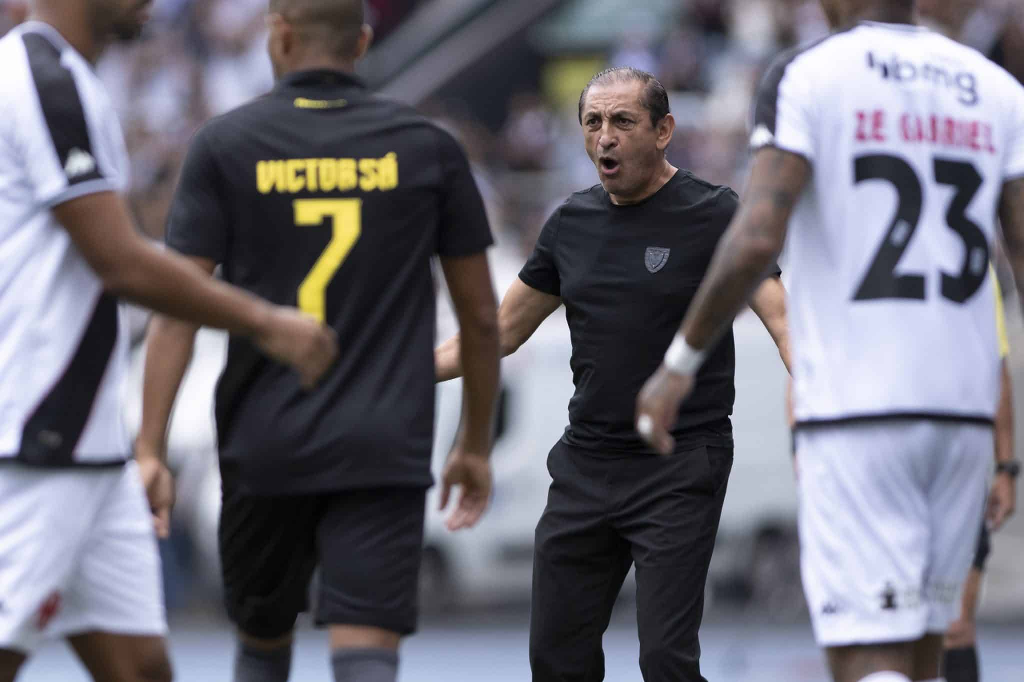 &lsquo;Vida ou morte&rsquo;: auxiliar do Vasco explica bom retrospecto em cl&aacute;ssicos sob o comando de Ram&oacute;n Diaz