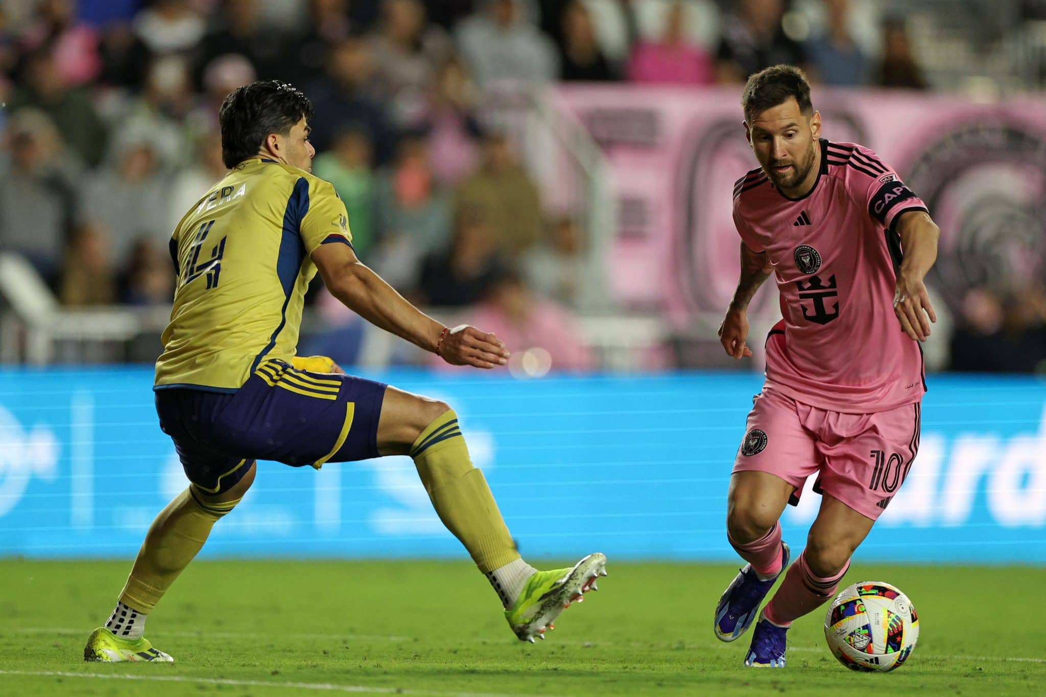Messi e Luis Su&aacute;rez atacam de gar&ccedil;ons e comandam vit&oacute;ria do Inter Miami na estreia da MLS