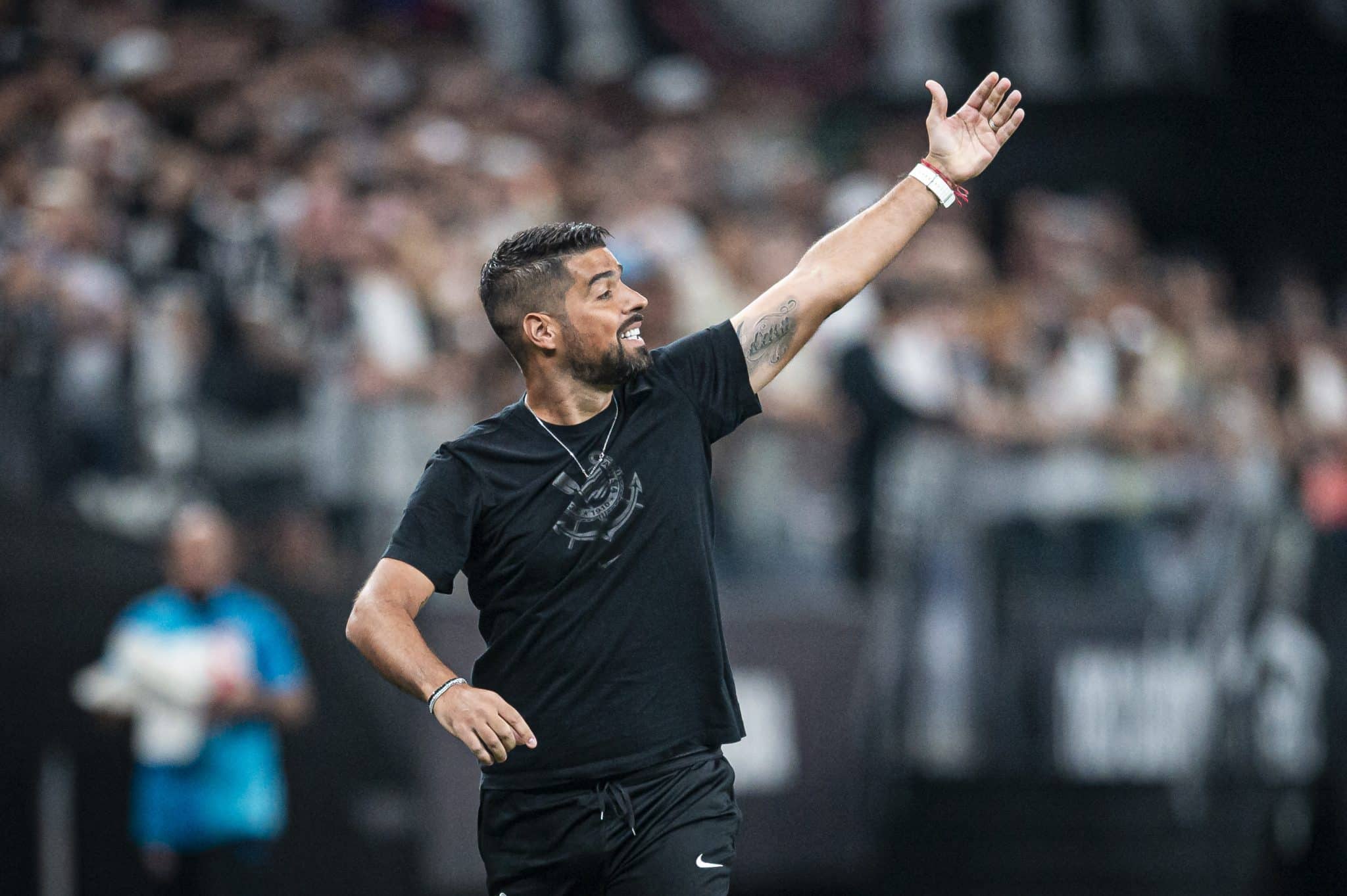 &lsquo;&Eacute; prefer&iacute;vel para ele estar parado&rsquo;: Ant&oacute;nio Oliveira n&atilde;o poupou cr&iacute;ticas a arbitragem, e n&atilde;o jogou a toalha quanto a uma poss&iacute;vel classifica&ccedil;&atilde;o