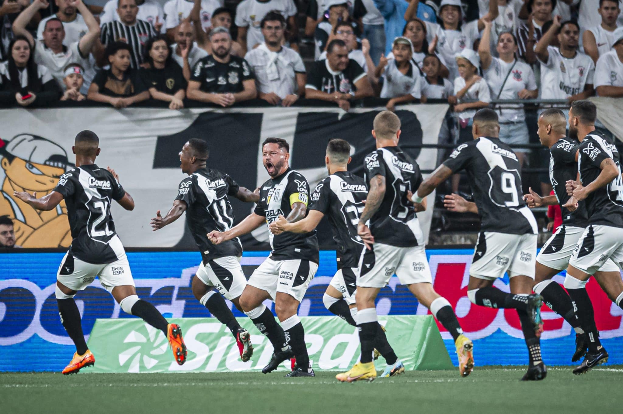 Corinthians tenta de tudo, mas Ponte Preta vence em Itaquera e deixa Tim&atilde;o por um fio no Campeonato Paulista