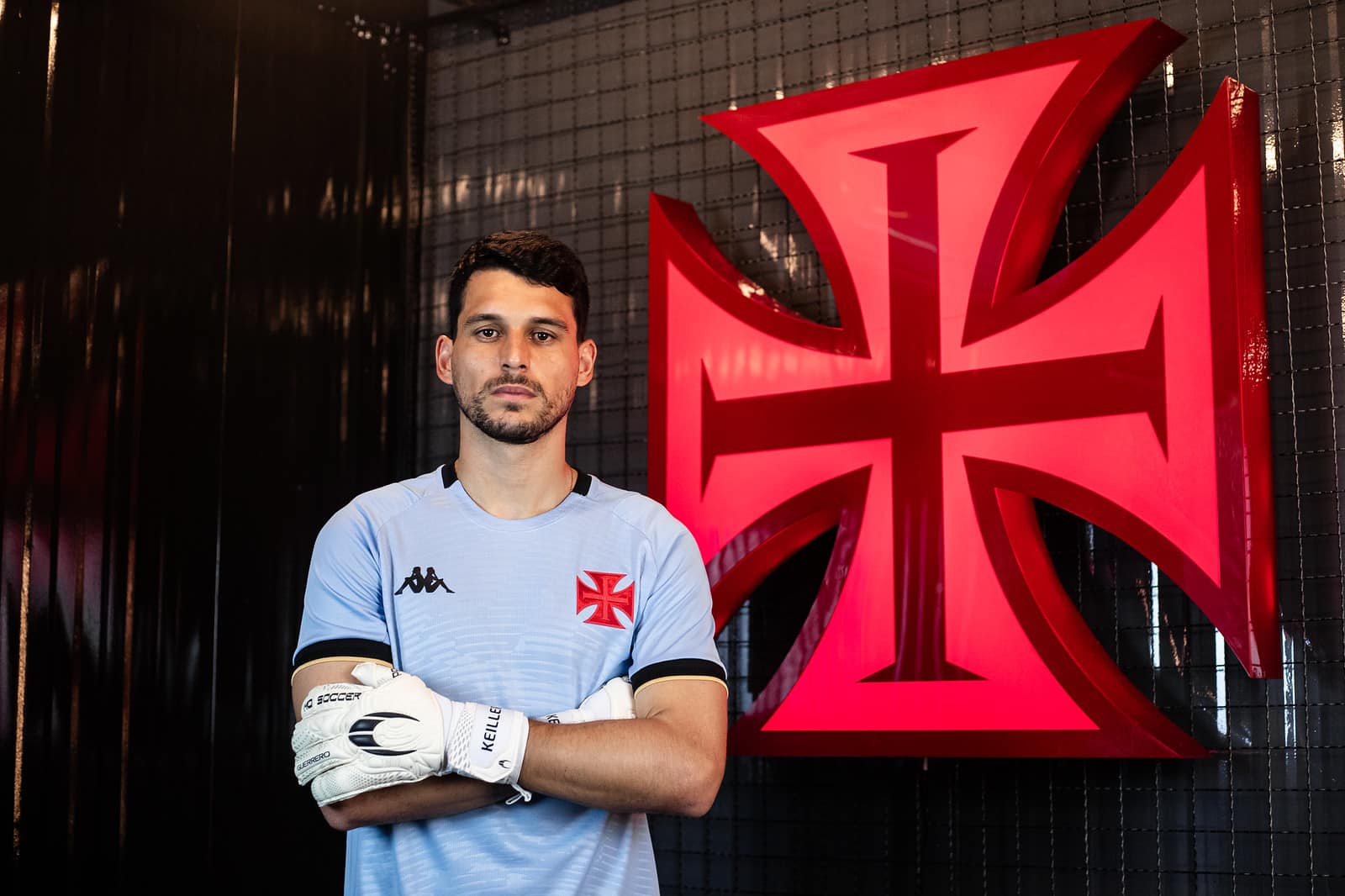 Vasco anuncia a contrata&ccedil;&atilde;o do goleiro Keiller e espera ter uma nova sombra para L&eacute;o Jardim
