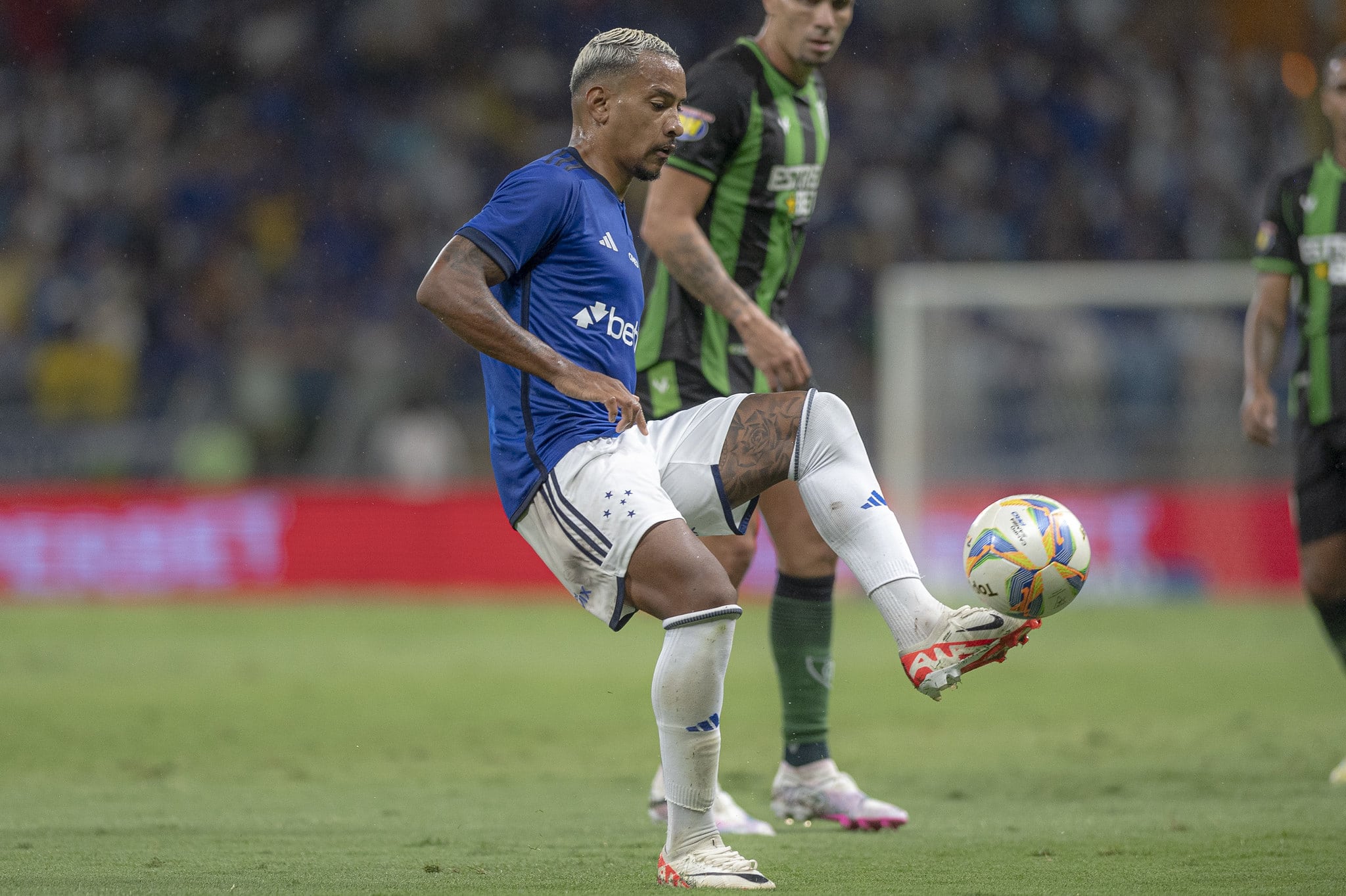 Matheus Pereira se destacou no primeiro tempo, mas acabou atuando muito recuado, longe do gol