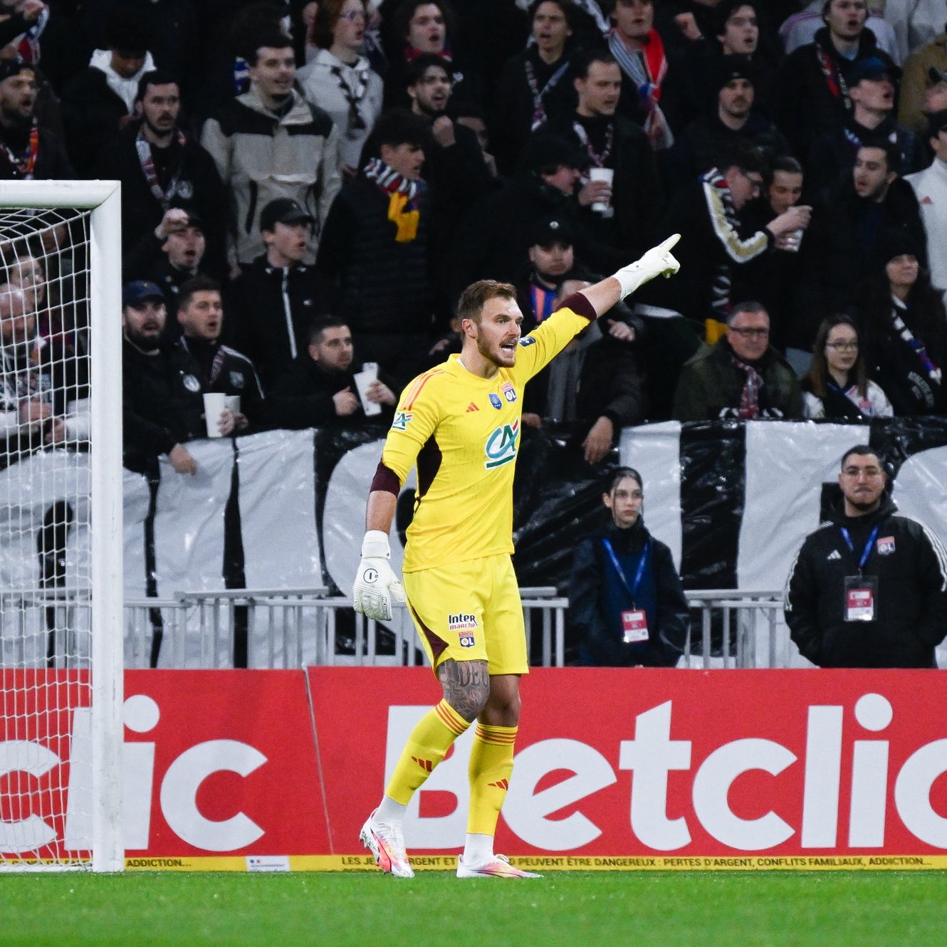 H&aacute; motivos para sorrir no Lyon: gra&ccedil;as a Lucas Perri, time quebra tabu e avan&ccedil;a na Copa da Fran&ccedil;a