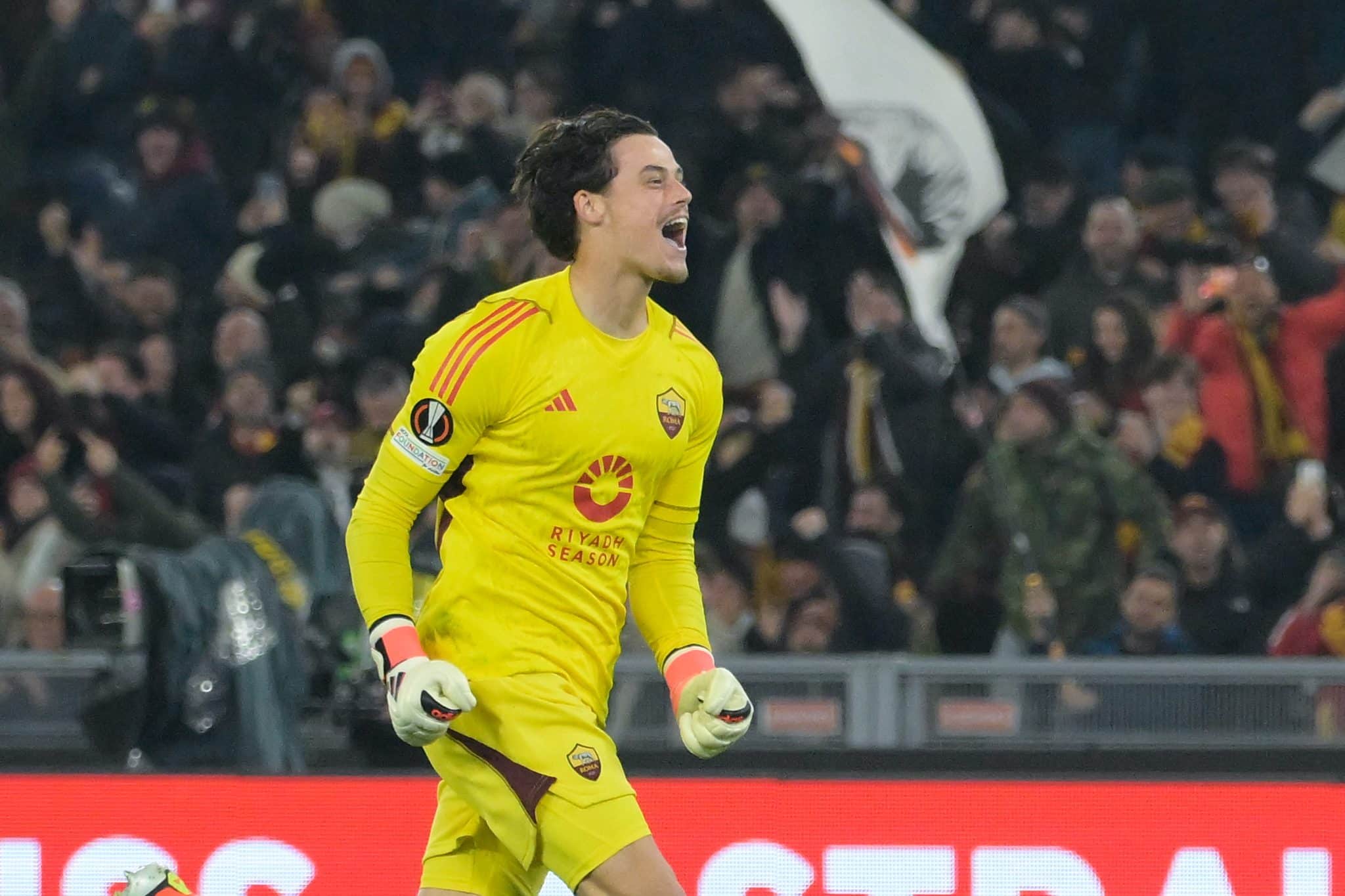 Svilar brilha, pega dois p&ecirc;naltis e Roma avan&ccedil;a na Liga Europa ap&oacute;s jogo nervoso