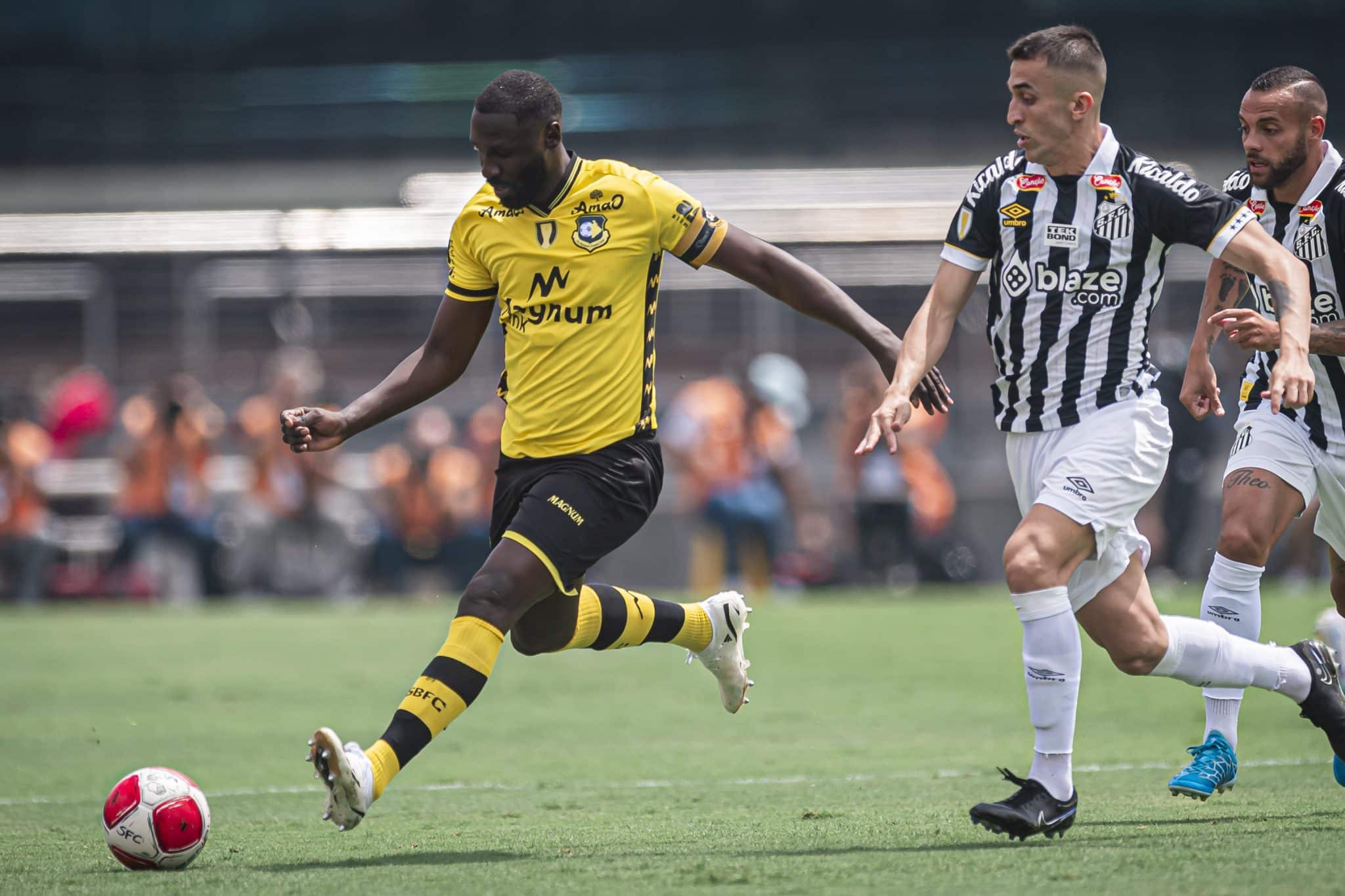 Com Morumbis lotado, Santos vence o S&atilde;o Bernardo e retoma lideran&ccedil;a geral do Paulist&atilde;o