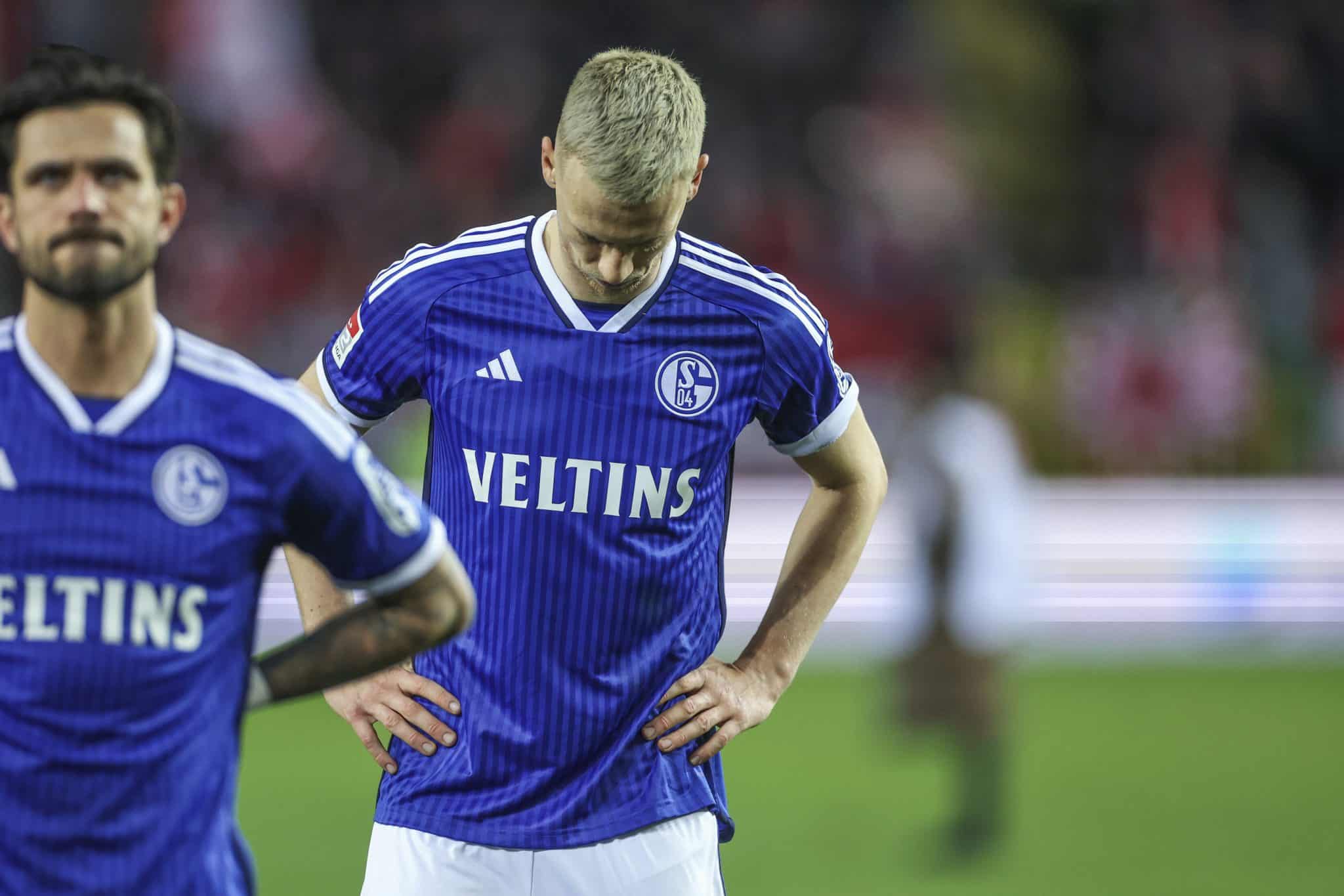 Schalke 04, um dos times mais tradicionais da Alemanha, pode deixar de existir como clube profissional se cair para a 3&ordf; divis&atilde;o