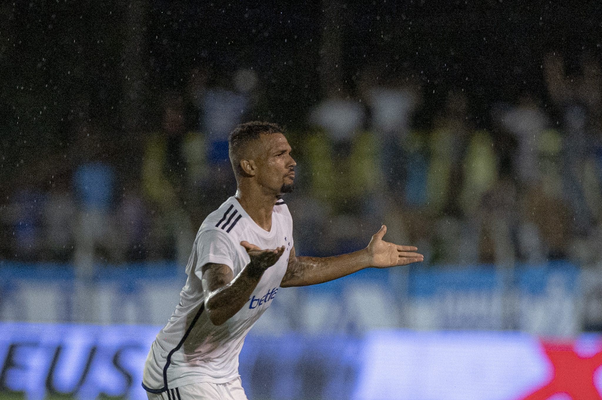 Dupla artilheira volta a brilhar e Cruzeiro vence Democrata em Governador Valadares