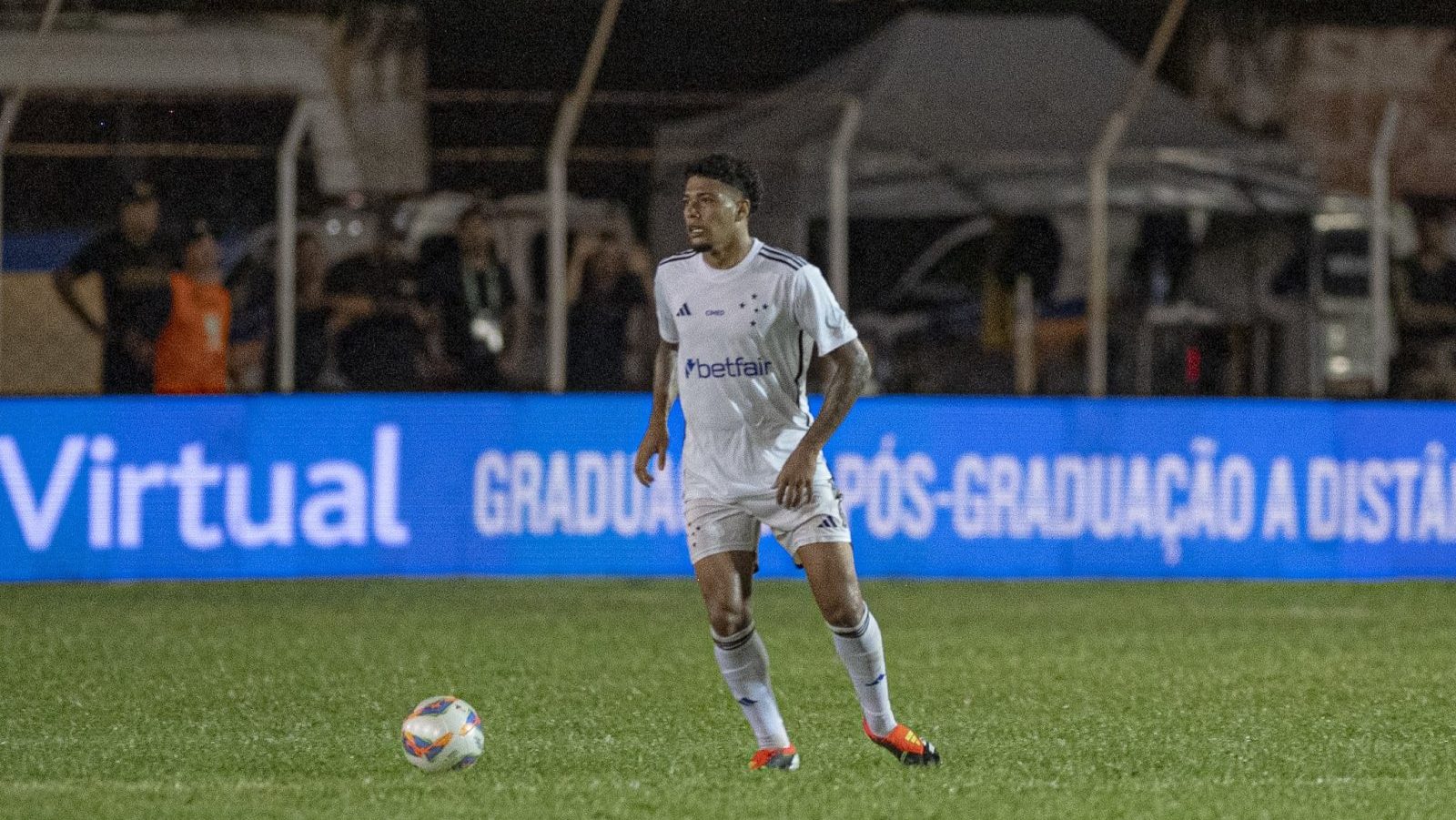 Aproveitaram? Larcam&oacute;n d&aacute; minutos para atletas que n&atilde;o vinham jogando no Cruzeiro