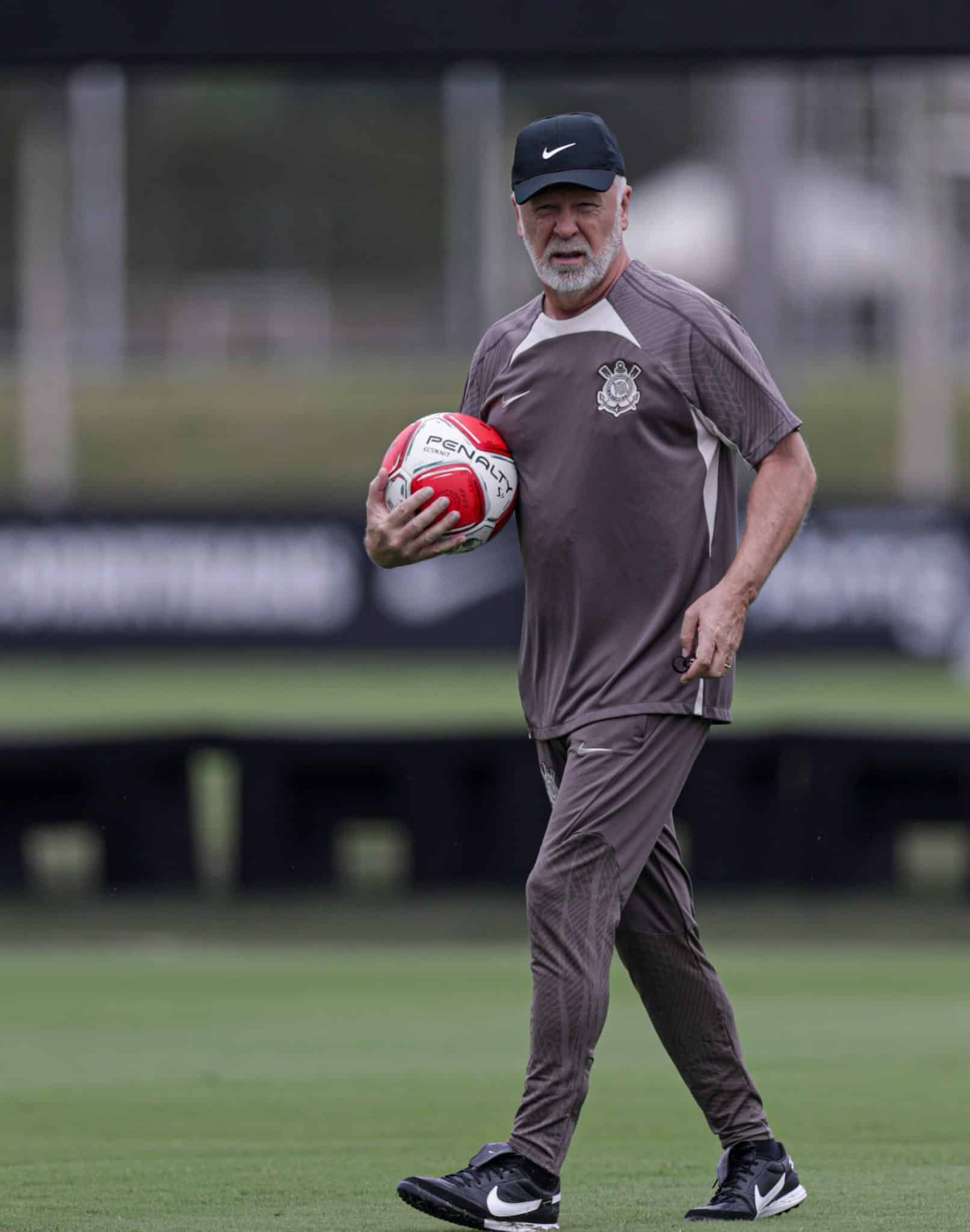 Ap&oacute;s in&iacute;cio de ano ca&oacute;tico, Corinthians demite Mano Menezes e j&aacute; tem poss&iacute;vel substituto