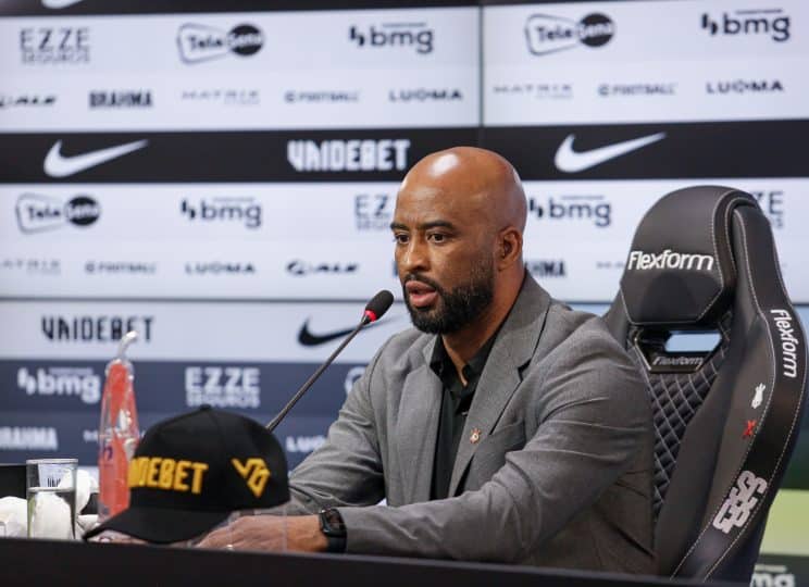 Diretoria do Corinthians desmente ‘climão’ com Fabinho Soldado – mas o que Augusto Melo fala, não se escreve