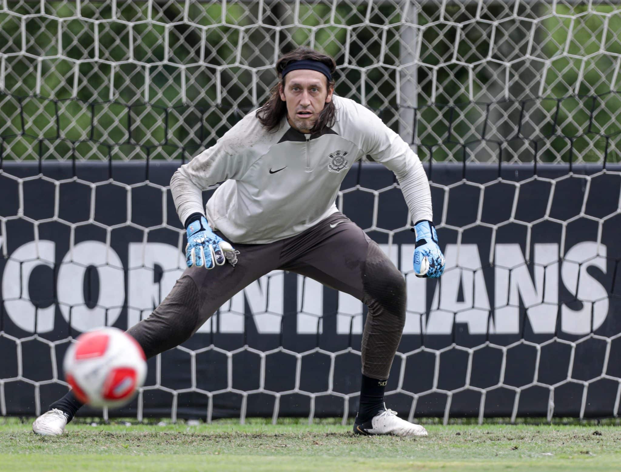 Mesmo lesionado, C&aacute;ssio n&atilde;o &lsquo;larga o osso&rsquo; e d&uacute;vida sobre quem estar&aacute; no gol do Corinthians se mant&eacute;m