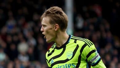 Arsenal d&aacute; show, goleia o Burnley e mant&eacute;m ca&ccedil;ada pela lideran&ccedil;a da Premier League