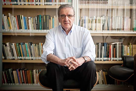 Luiz Gonzaga Belluzzo, em sua biblioteca particular
