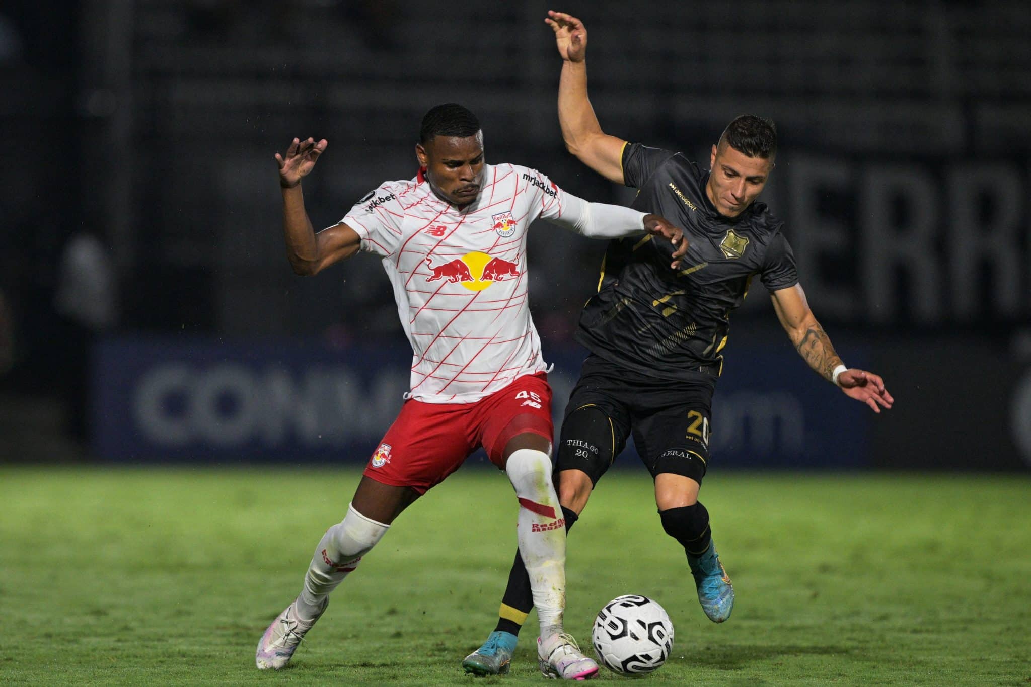 Bragantino v&ecirc; Cleiton brilhar, se salva nos p&ecirc;naltis e avan&ccedil;a na Libertadores na bacia das almas